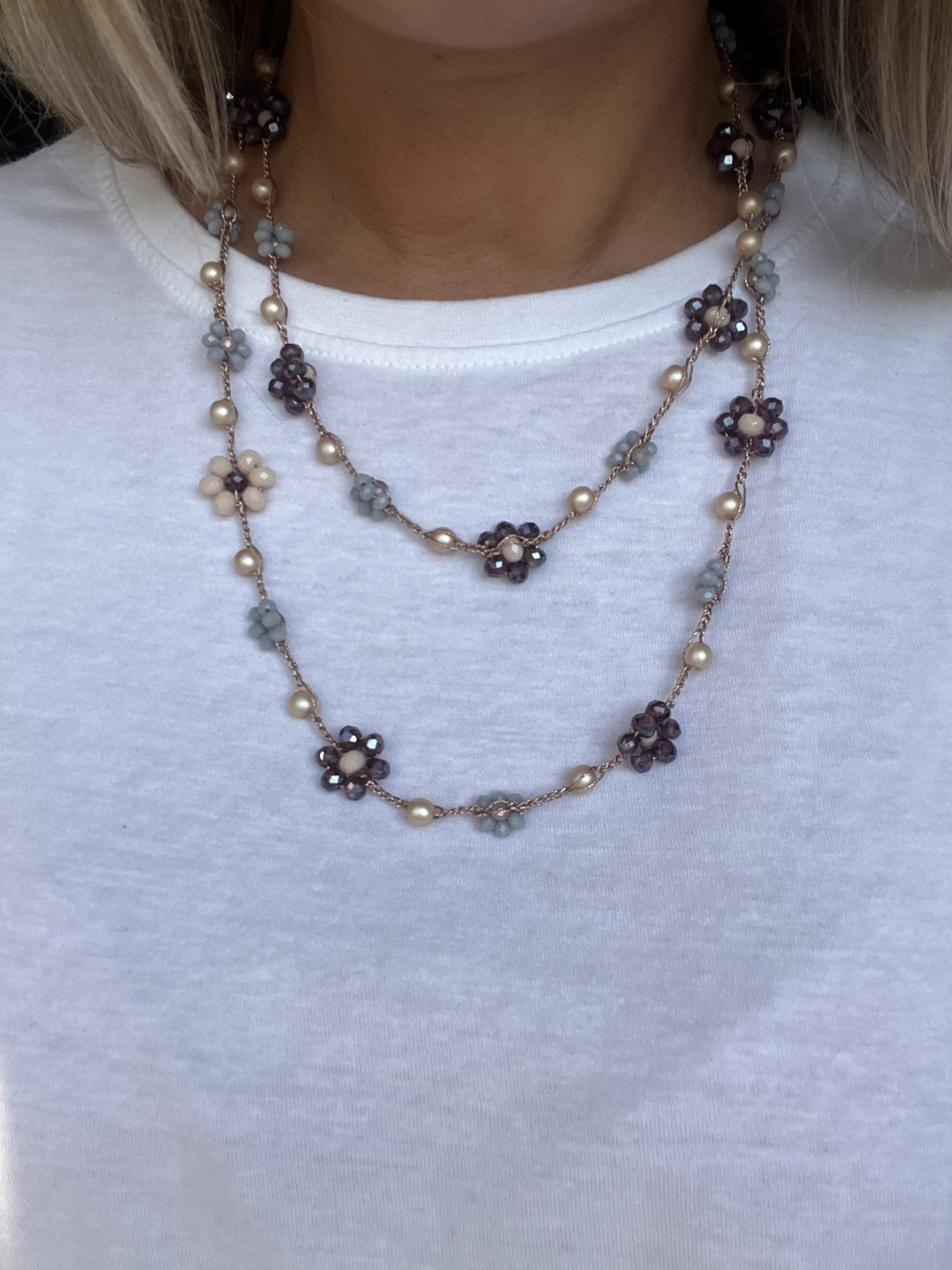 Collana artigianale boho Viola Cenere: filato oro rosa, crochet e comfort totale. Senza metallo, perfetta per pelli sensibili.