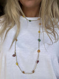 Collana boho artigianale Fioronda, ispirata ai colori d’autunno. Regolabile, leggera e dolce sulla pelle sensibile.