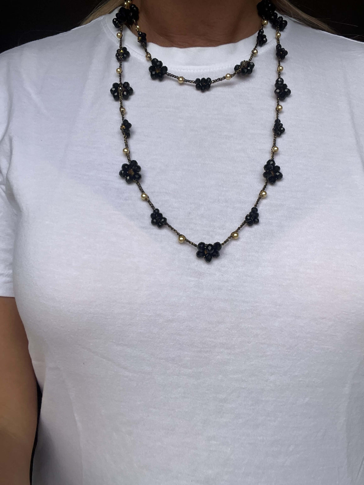 Black Flowers, collana nera lunga fatta a mano, senza metallo e nickel. Eleganza e comfort in un unico gioiello.