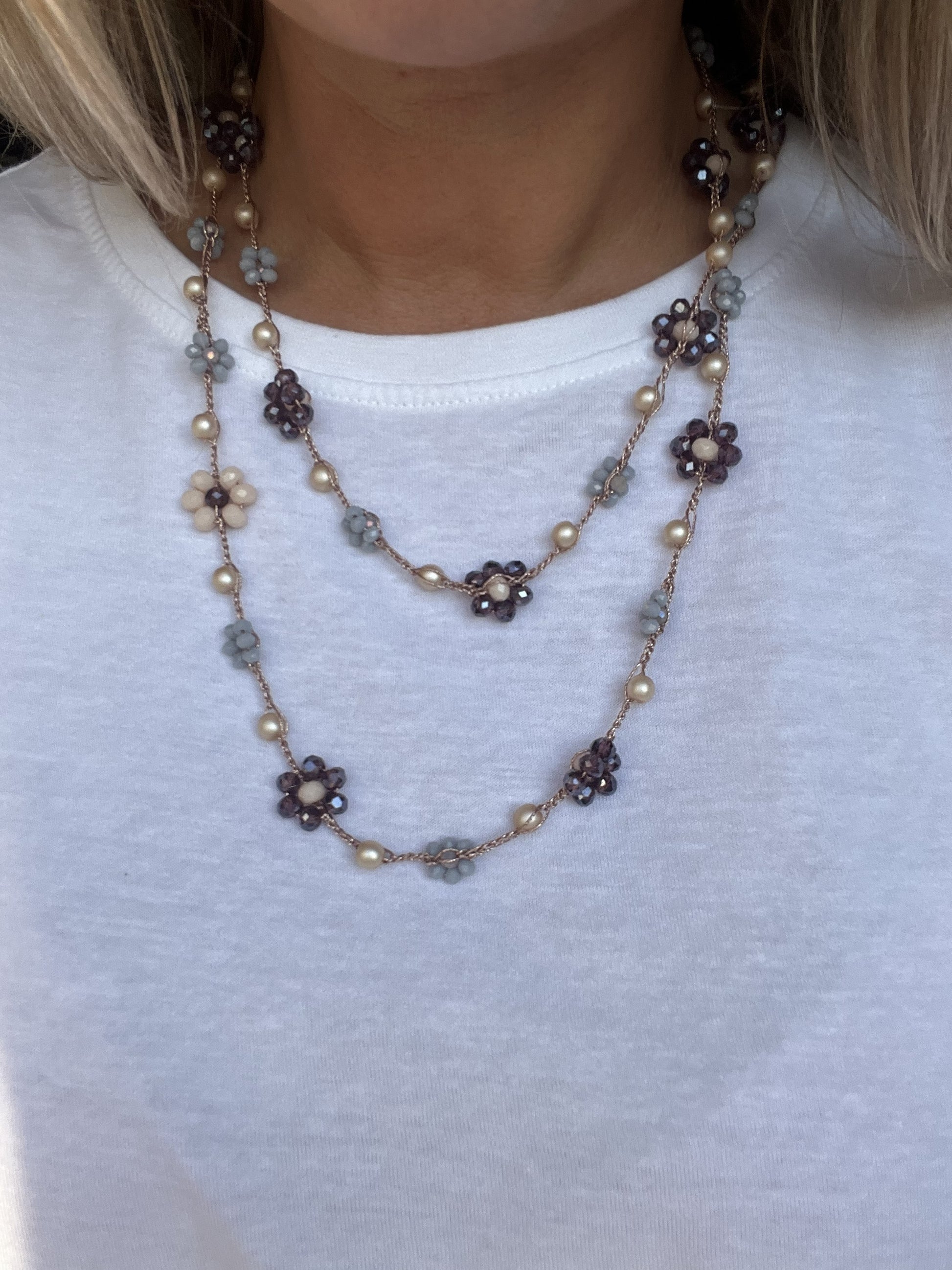 Lasciati incantare da Viola Cenere, collana boho handmade in crochet, analergica e senza metallo. Delicata per pelli sensibili e ricca di luce