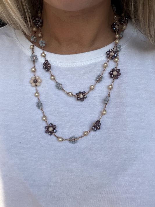 Lasciati incantare da Viola Cenere, collana boho handmade in crochet, analergica e senza metallo. Delicata per pelli sensibili e ricca di luce