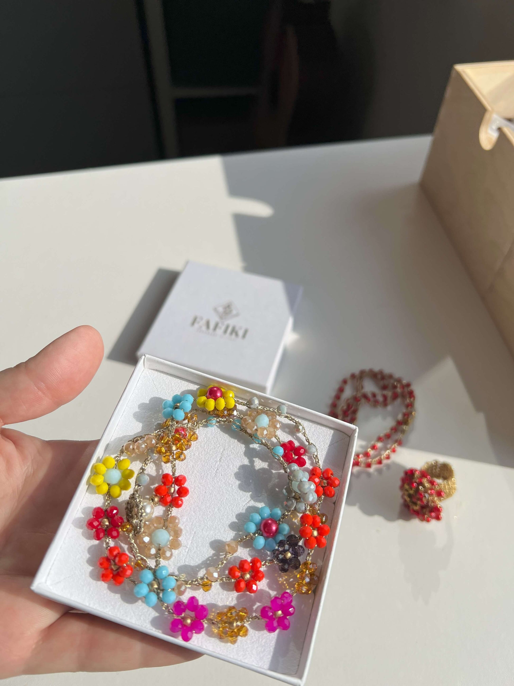 Collana fiori uncinetto Primavera Improvvisa: accessorio moda primavera-estate con dettagli floreali colorati. Indossabile come bracciale multiuso