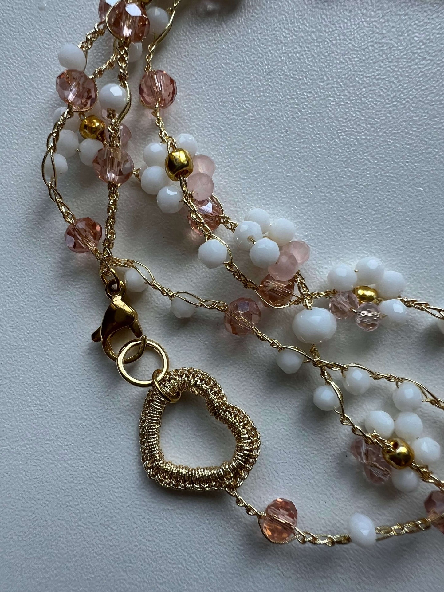 Collana romantica Peonia perline cristalli uncinetto fatto mano. Accessorio floreale matrimonio cerimonia elegante. Bracciale wrap bohemien cuore