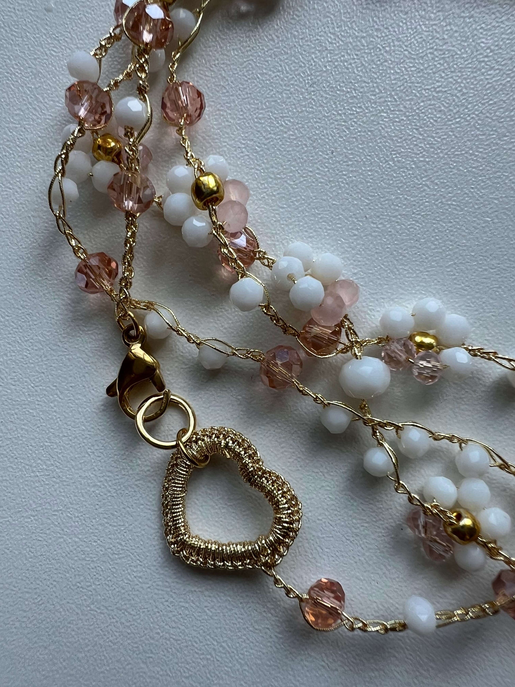 Collana romantica Peonia perline cristalli uncinetto fatto mano. Accessorio floreale matrimonio cerimonia elegante. Bracciale wrap bohemien cuore