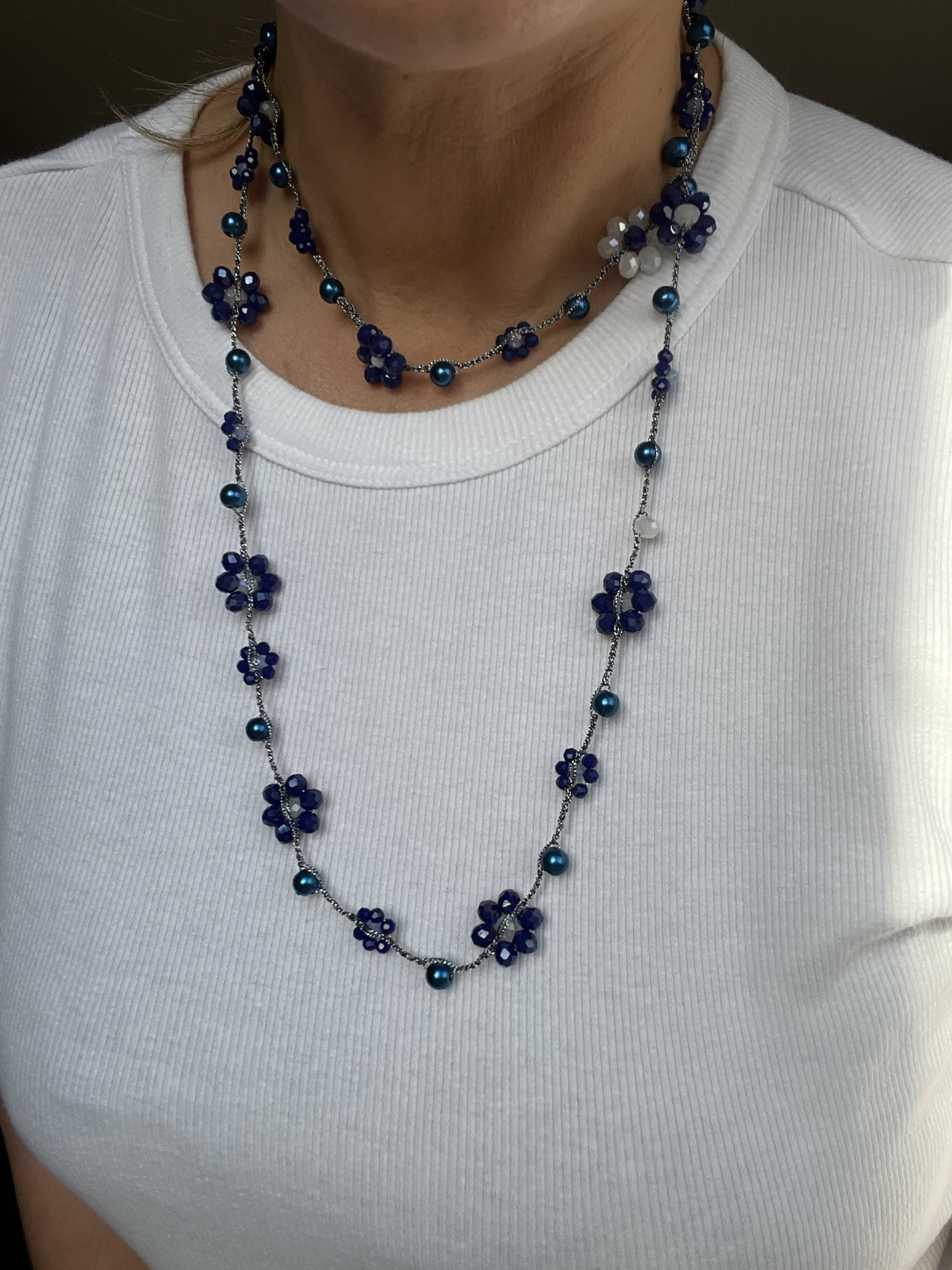 Collana fiori blu anallergica senza metallo. Nickel free, fatta a mano in Italia. Perfetta per pelli sensibili. Scopri Blue Mood, eleganza leggera.