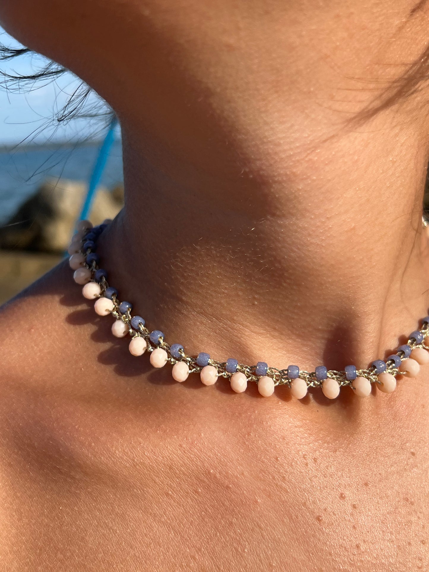 Collana girocollo boho chic fatta a mano con 2 fili di cristalli e perline Toho giapponesi. Eleganza artigianale per ogni outfit.