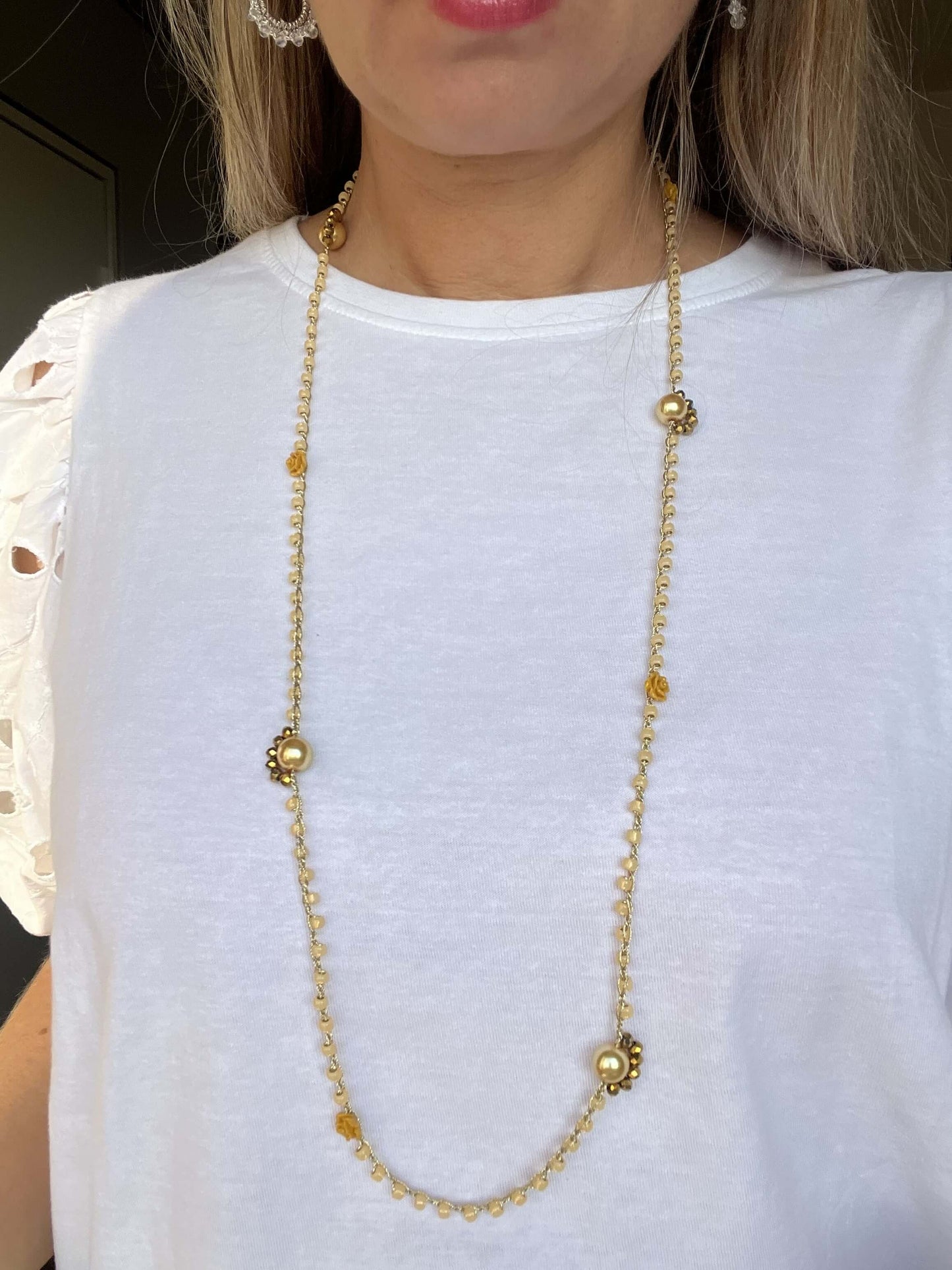 Donna indossa collana artigianale “Luce di Miele” in perline Toho giapponesi color miele e senape, lunga 90 cm, senza chiusura, fatta a mano in Italia.