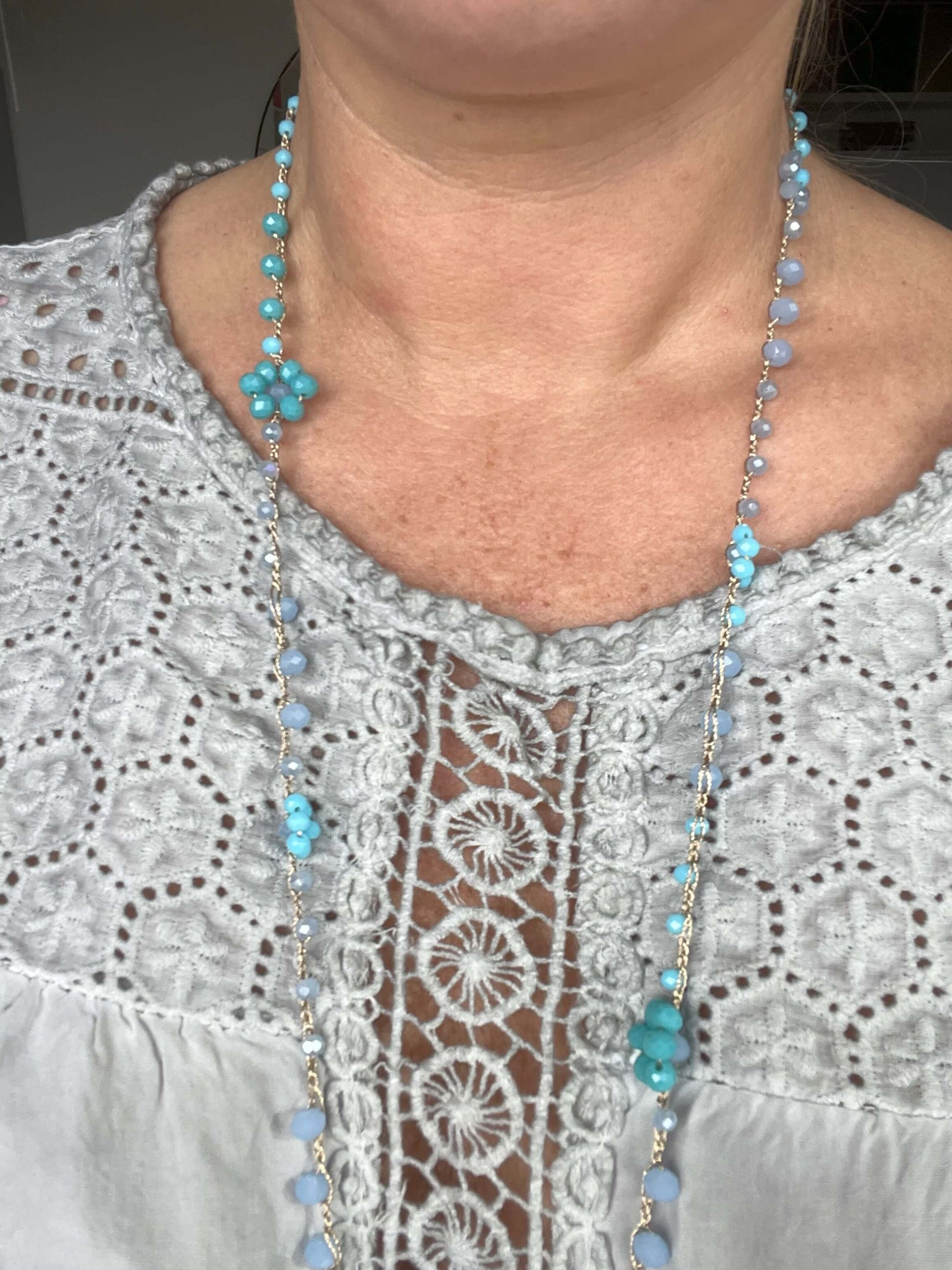 Collana boho chic Giardino Azzurro: anallergica, senza chiusura, ispirata alla natura. Indossa la bellezza autentica con stile e leggerezza