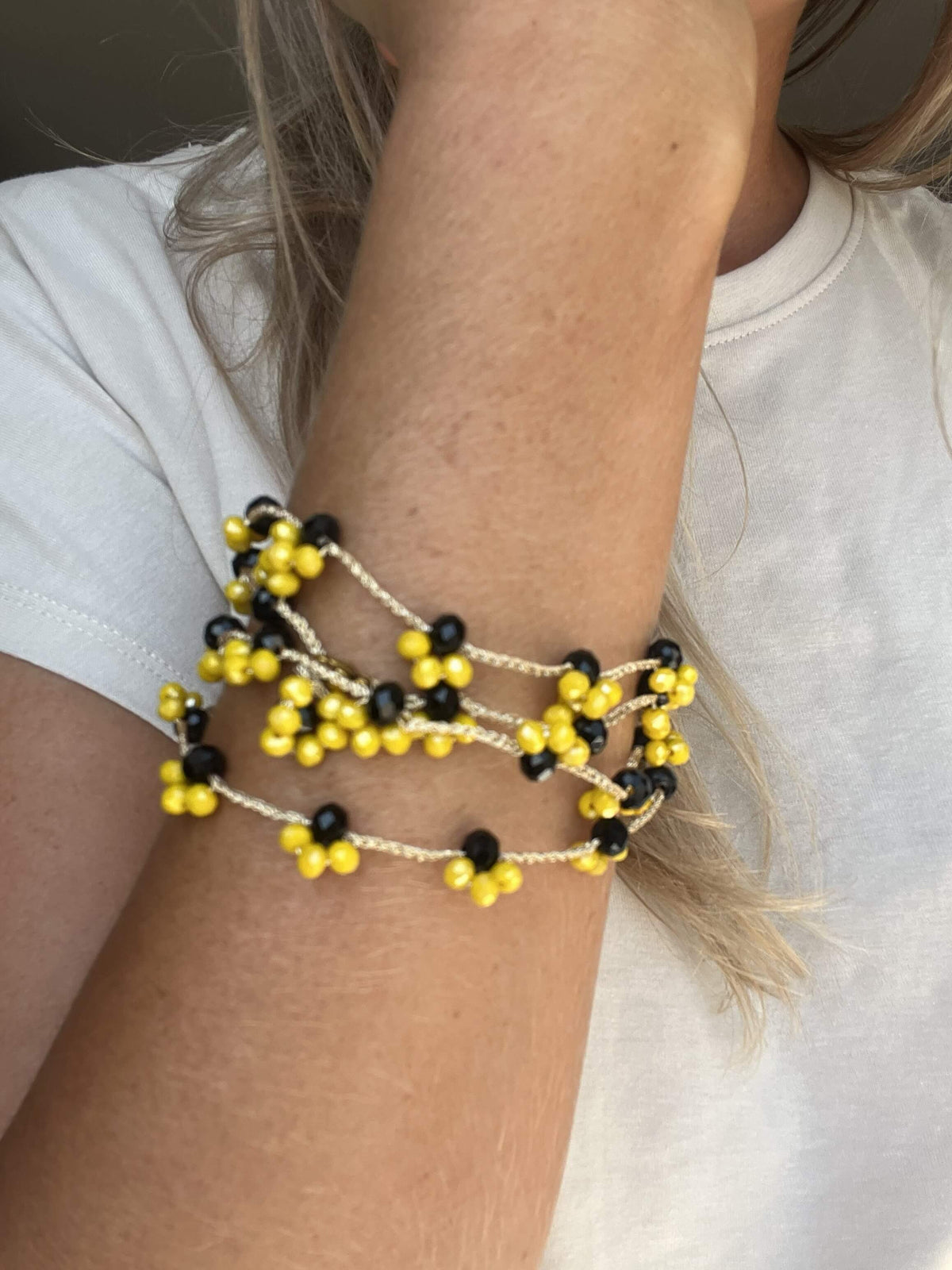 Collana multigiro gialla e nera con fiori, elegante e versatile. Da indossare anche come bracciale.