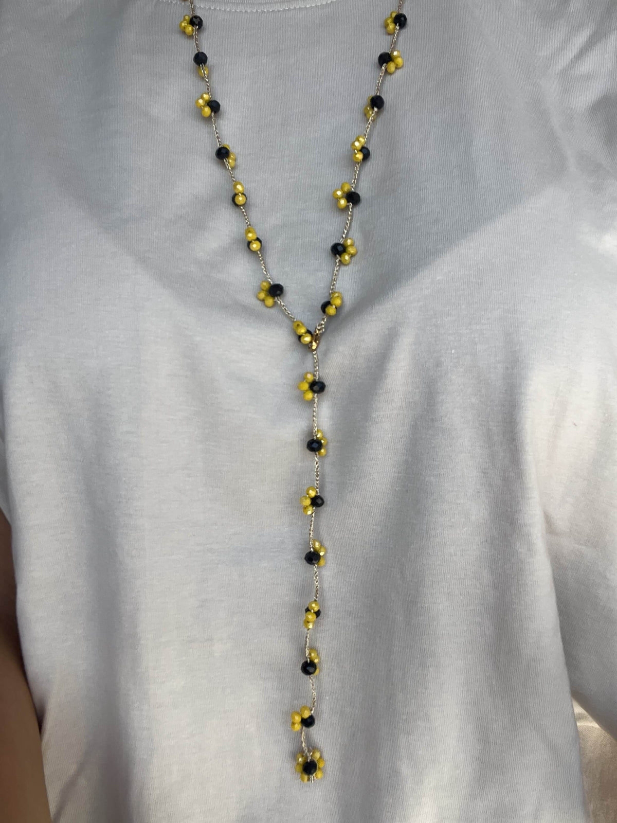 Collana lunga gialla e nera con fiori, vivace e raffinata. Un gioiello versatile da indossare in tanti modi.