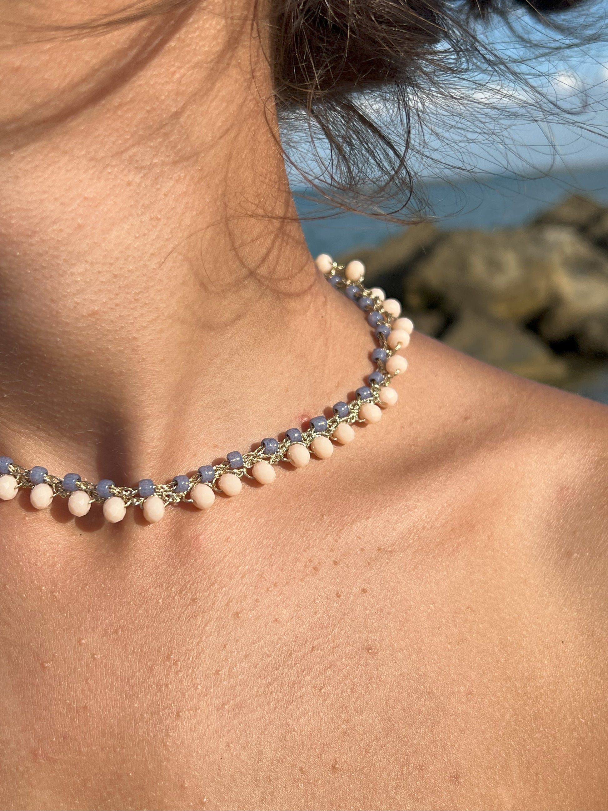 Girocollo fatto a mano con cristalli e perline giapponesi Toho. Accessorio boho chic ideale per layering o look minimal.