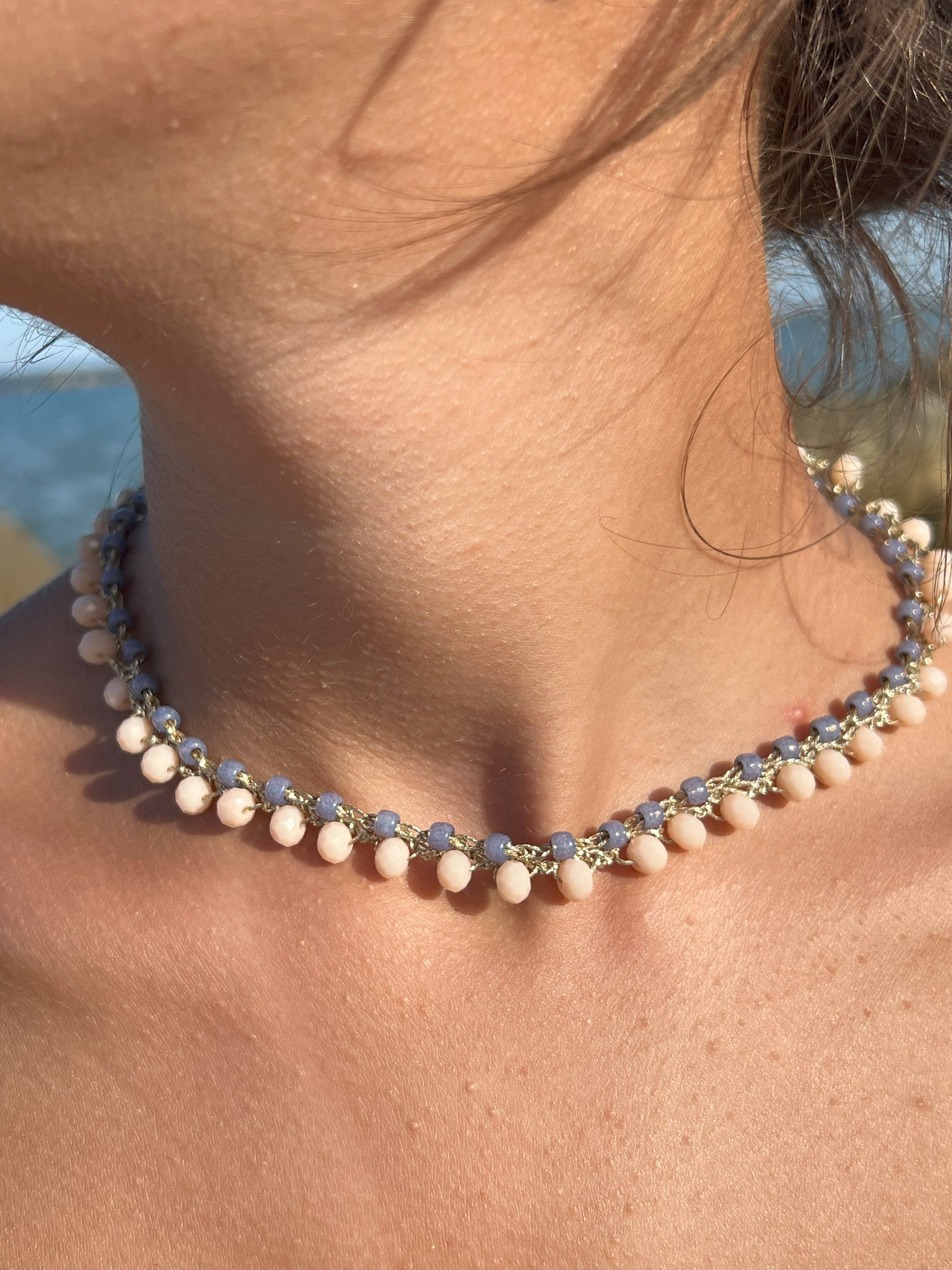 Collana artigianale boho chic: due fili di cristalli e perline Toho giapponesi per uno stile unico, luminoso e naturale.