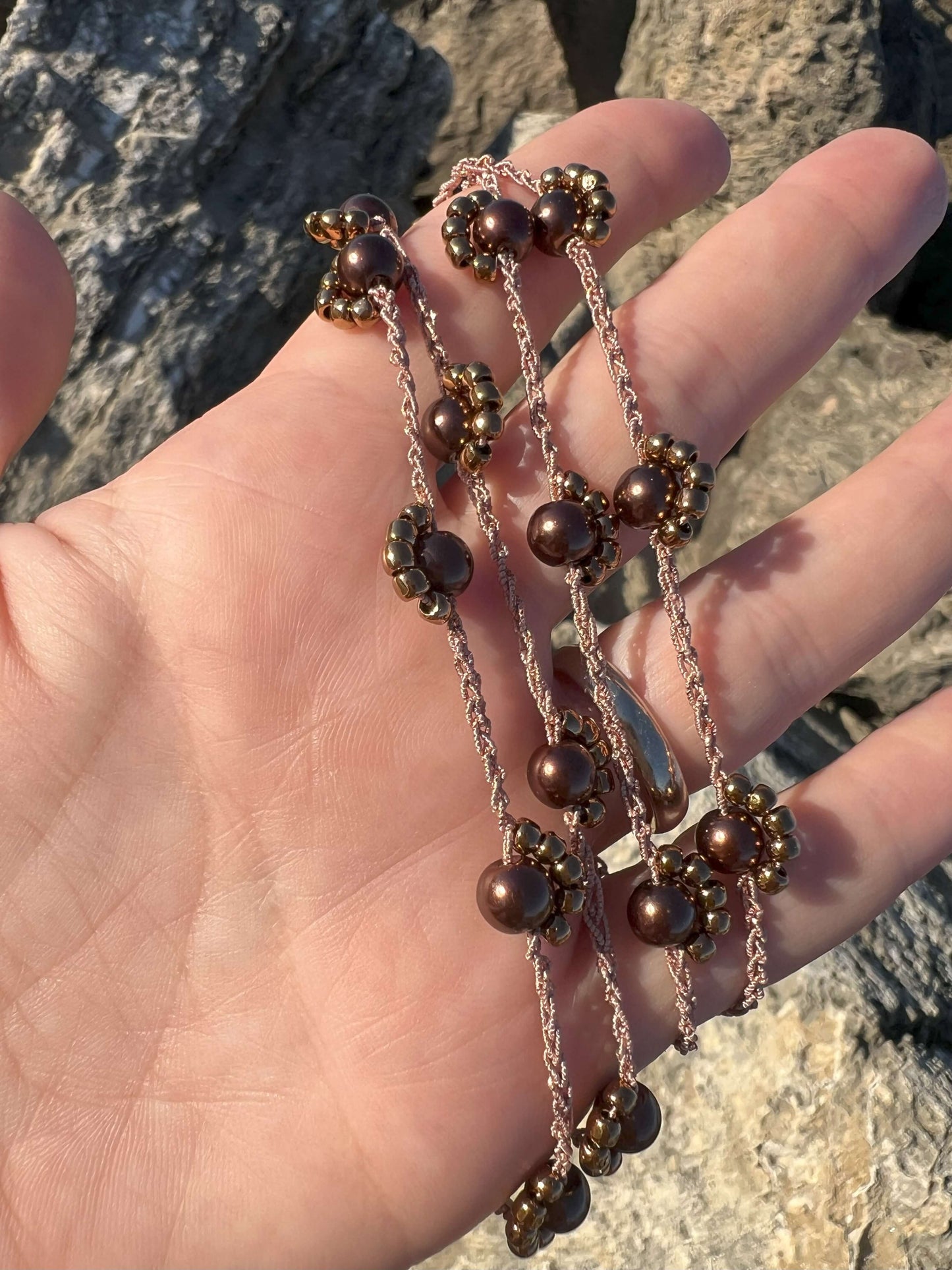 Eleganza boho e bellezza autentica: la collana Bruma di Quercia unisce perline, cristalli e tonalità naturali uniche.