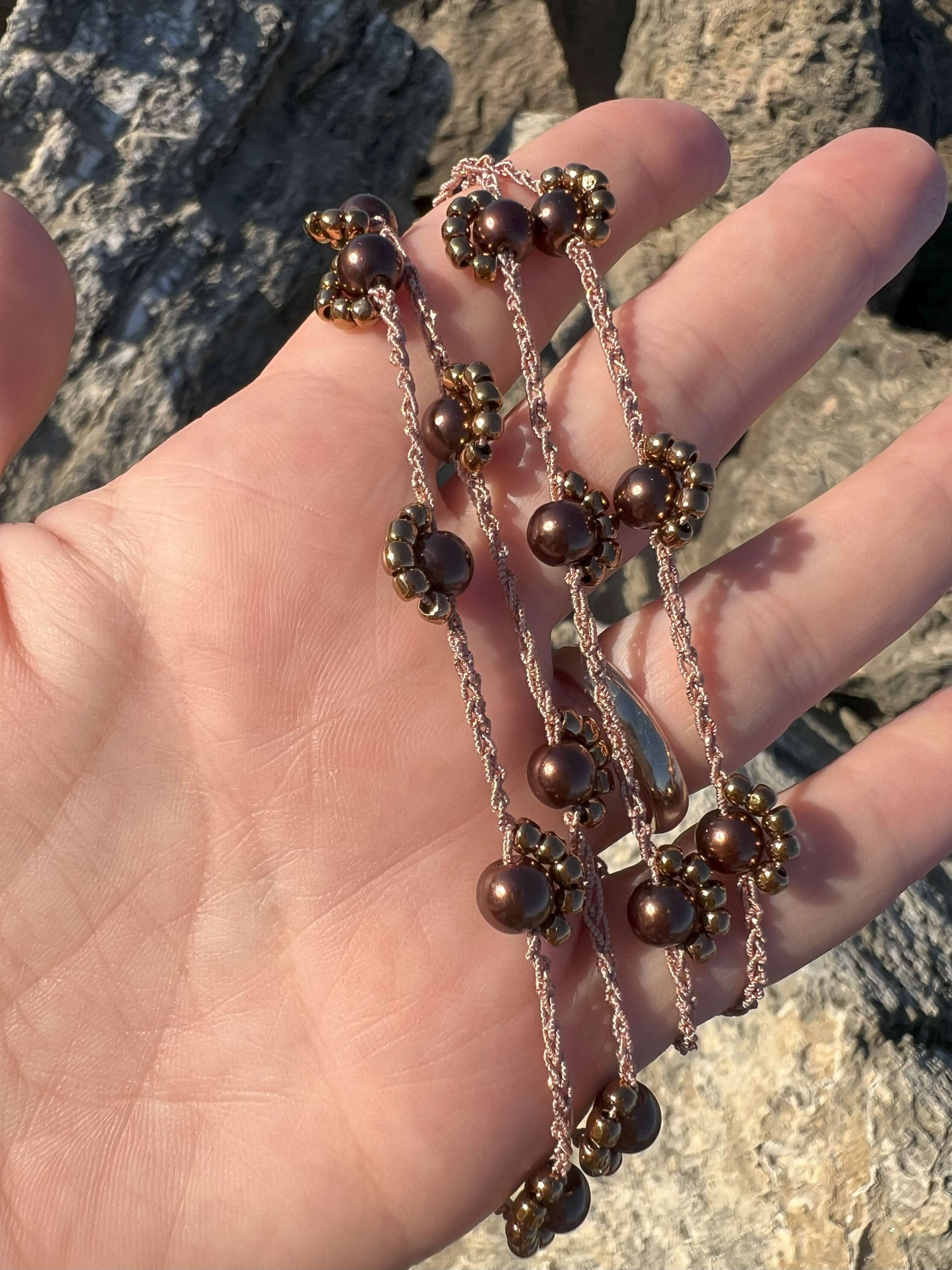 Eleganza boho e bellezza autentica: la collana Bruma di Quercia unisce perline, cristalli e tonalità naturali uniche.