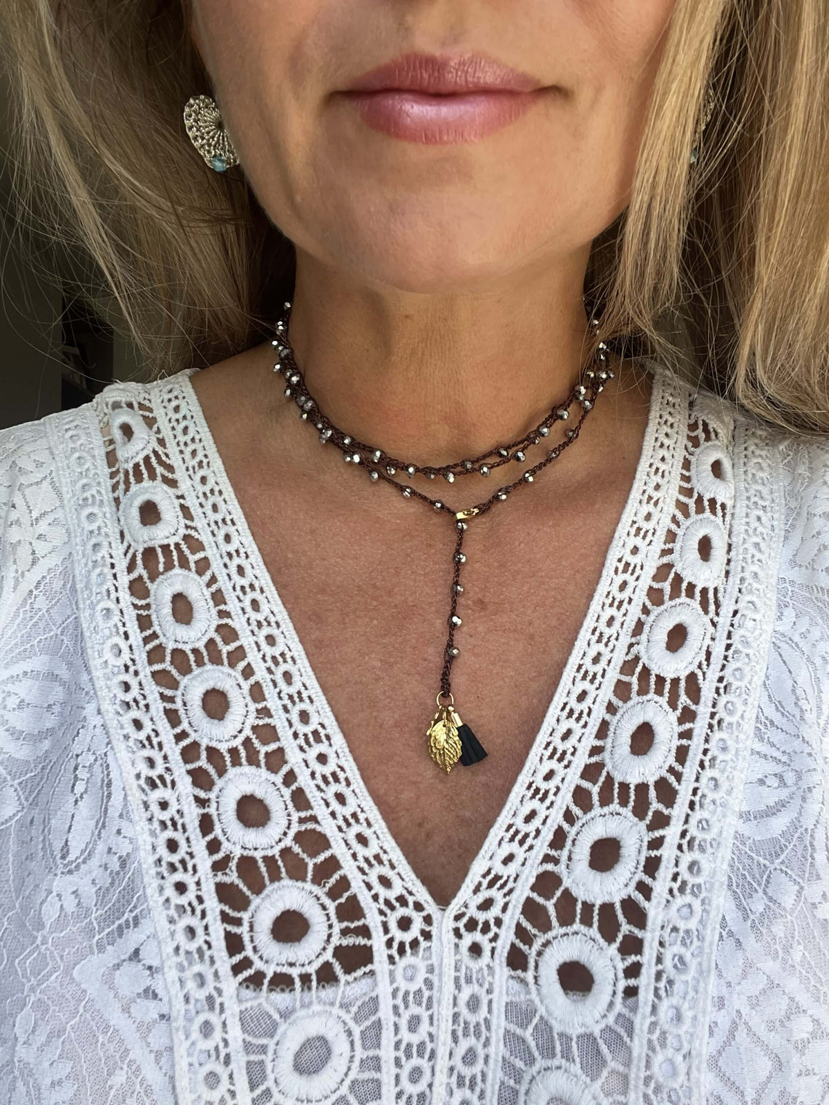 Collana lunga marrone con cristalli argento e dettagli oro, elegante e versatile, da indossare anche come bracciale.