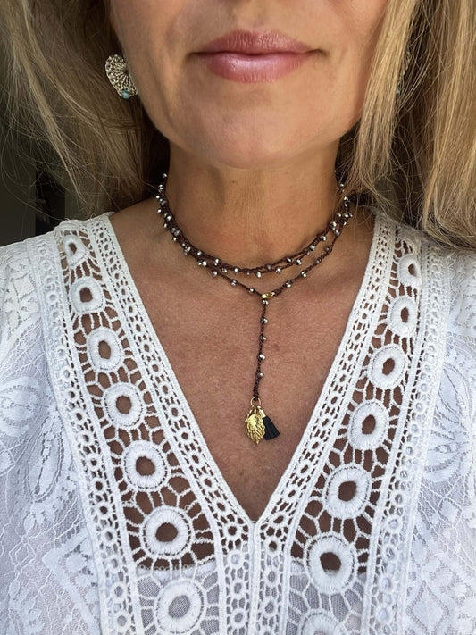 Collana lunga marrone con cristalli argento e dettagli oro, elegante e versatile, da indossare anche come bracciale.