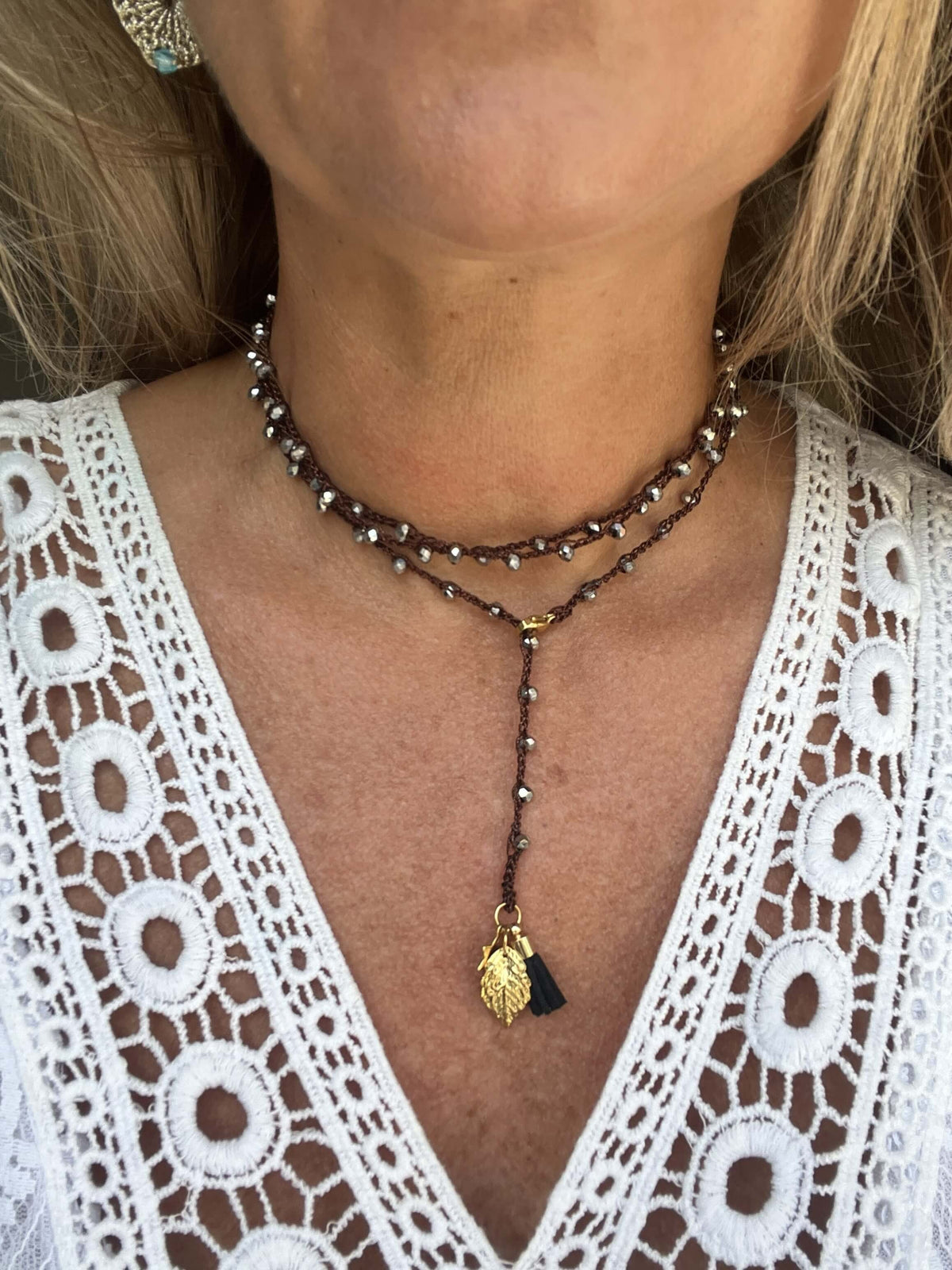 Collana multigiro marrone fatta a mano, con cristalli argento e dettagli oro. Elegante, versatile e senza tempo.