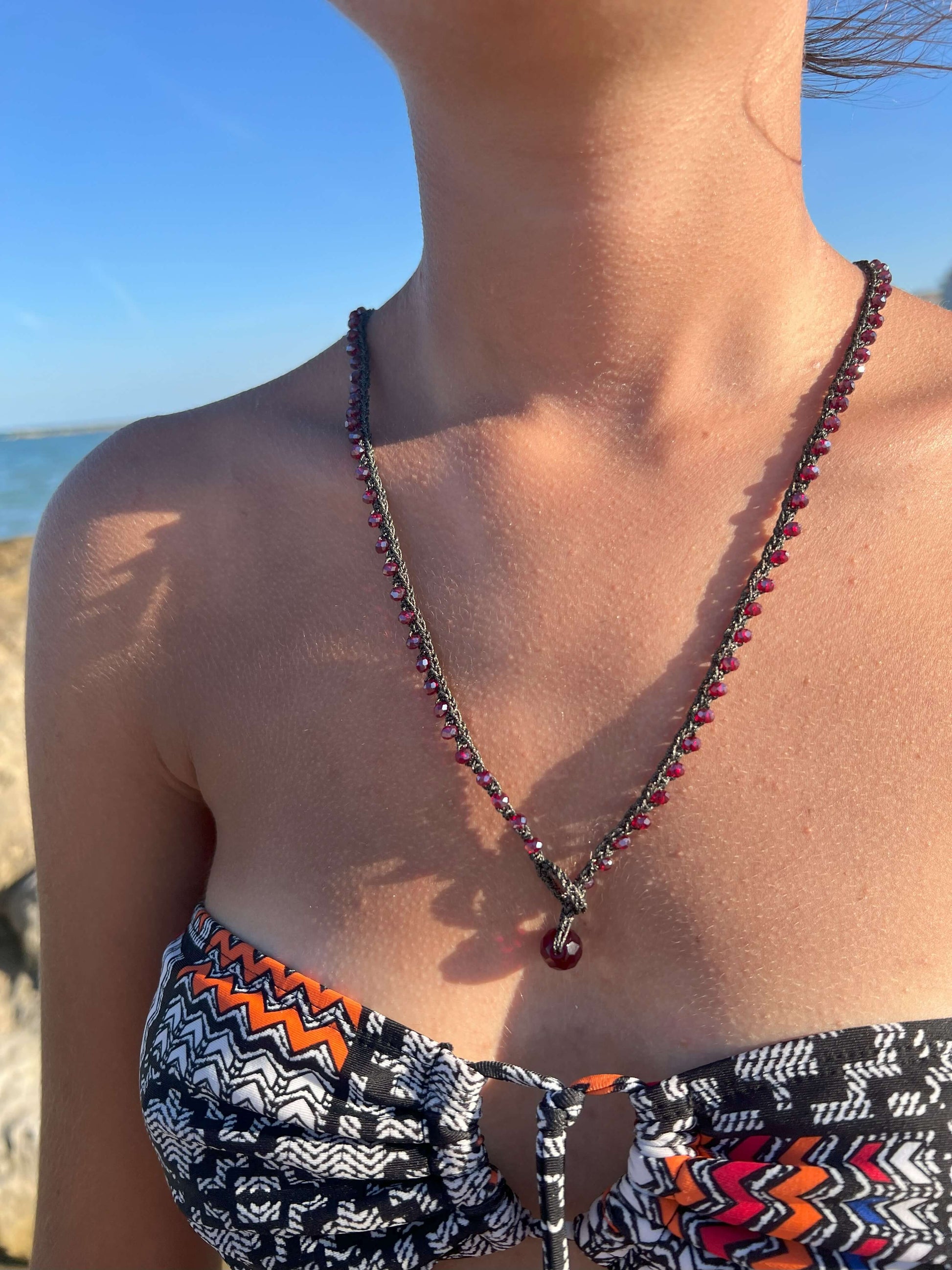 Scopri la collana che esprime autenticità e sicurezza: tonalità calde, dettagli raffinati e un messaggio di forza interiore