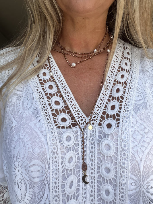 Collana lunga marrone da 196 cm con Toho dorati e perle d’acqua dolce. Versatile e trasformabile.