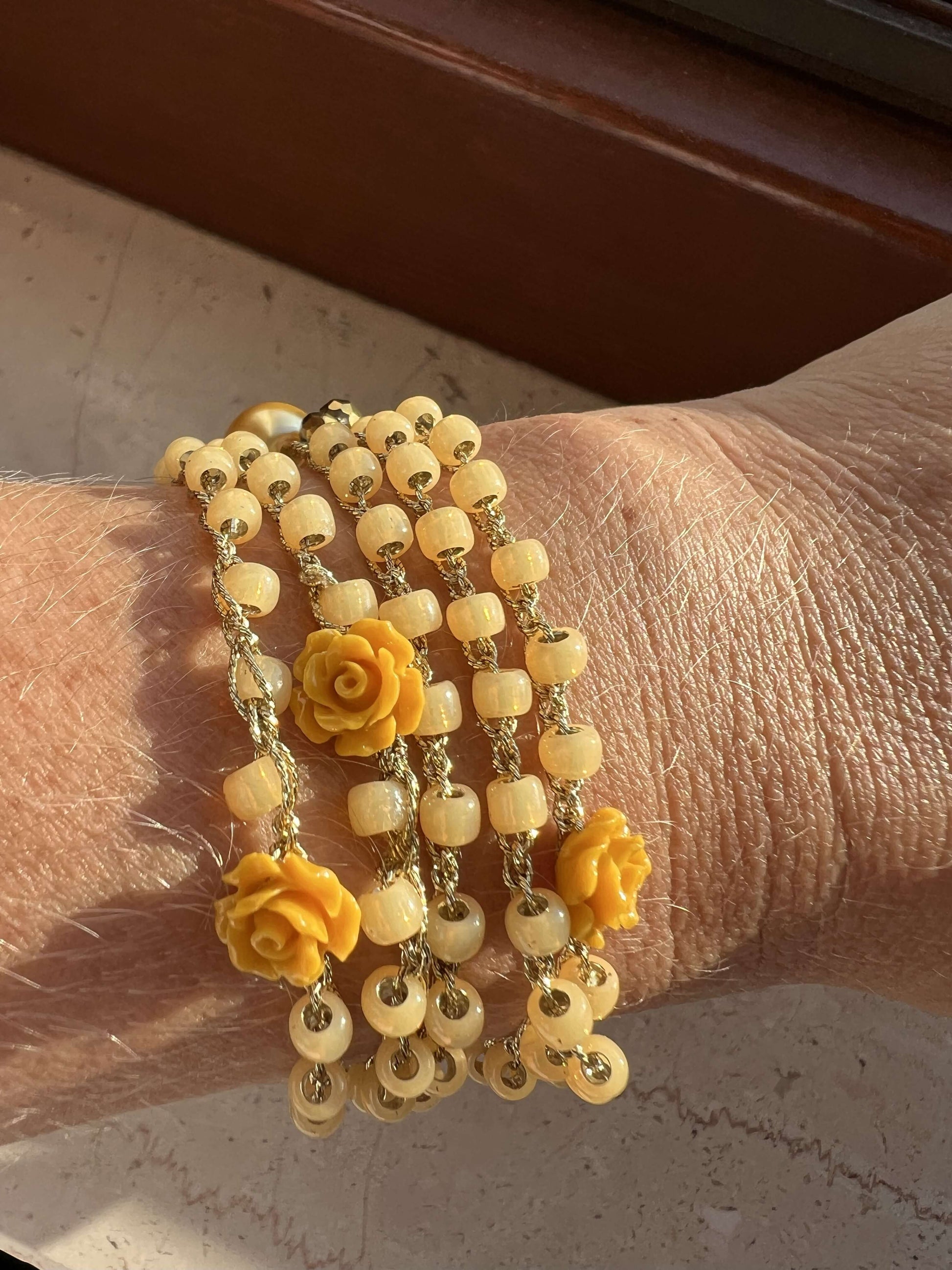 Bracciale multiplo realizzato con collana “Luce di Miele”, intrecci di perline color miele e corallo senape, handmade jewelry versatile per donna