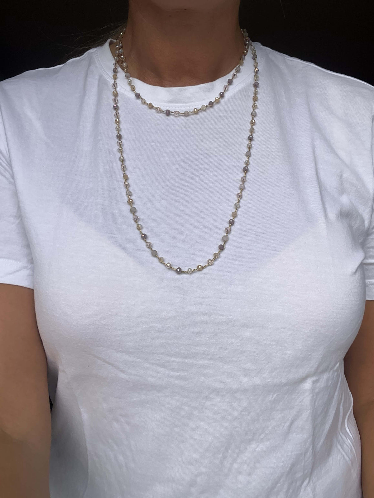 Collana lunga in cristalli viola, beige e crema: leggera, versatile e facile da indossare ogni giorno.