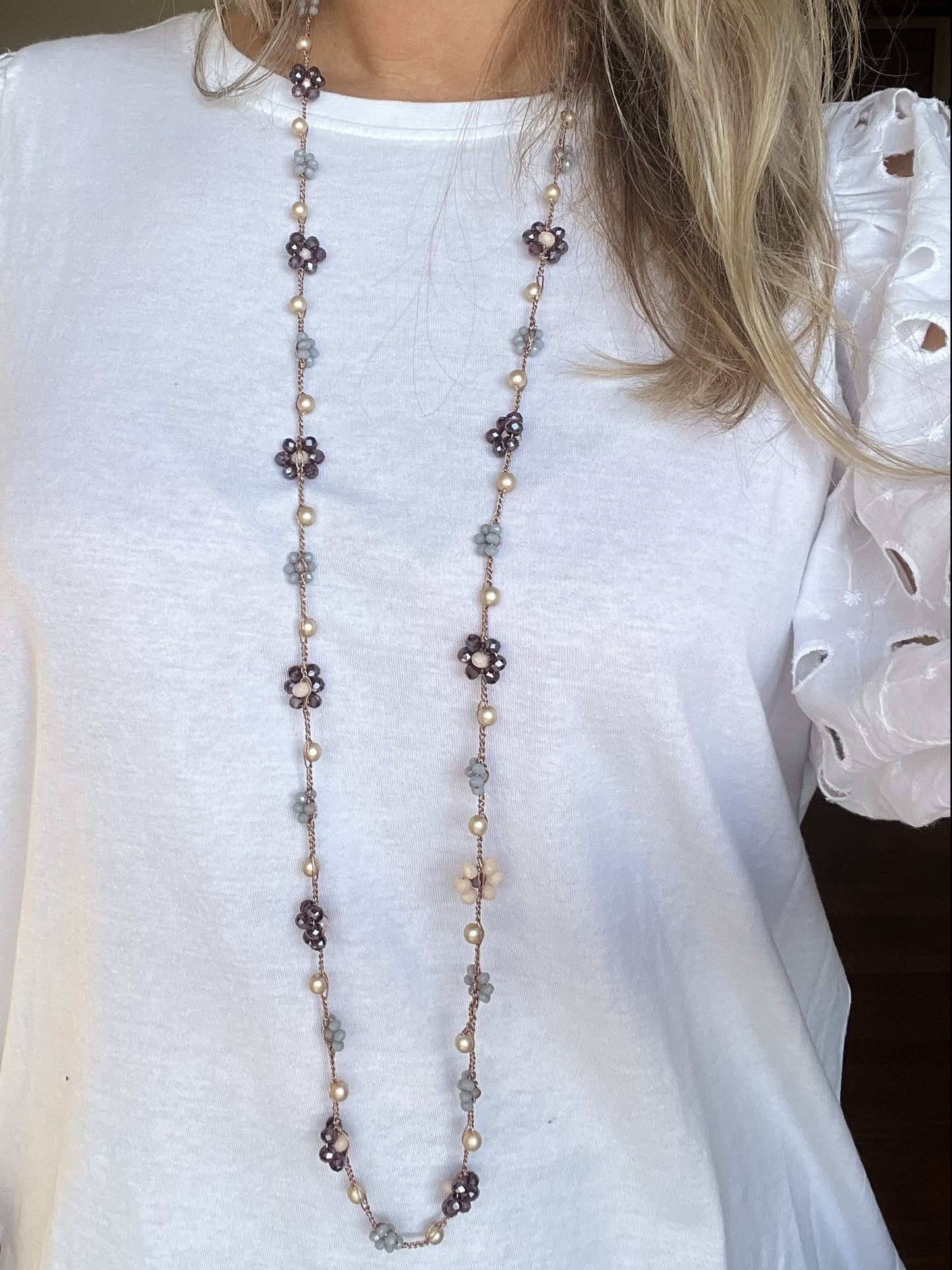 Collana boho handmade in crochet oro rosa e fiori viola. Analergica e senza metallo, ideale per pelli sensibili. Comfort e fascino naturale.