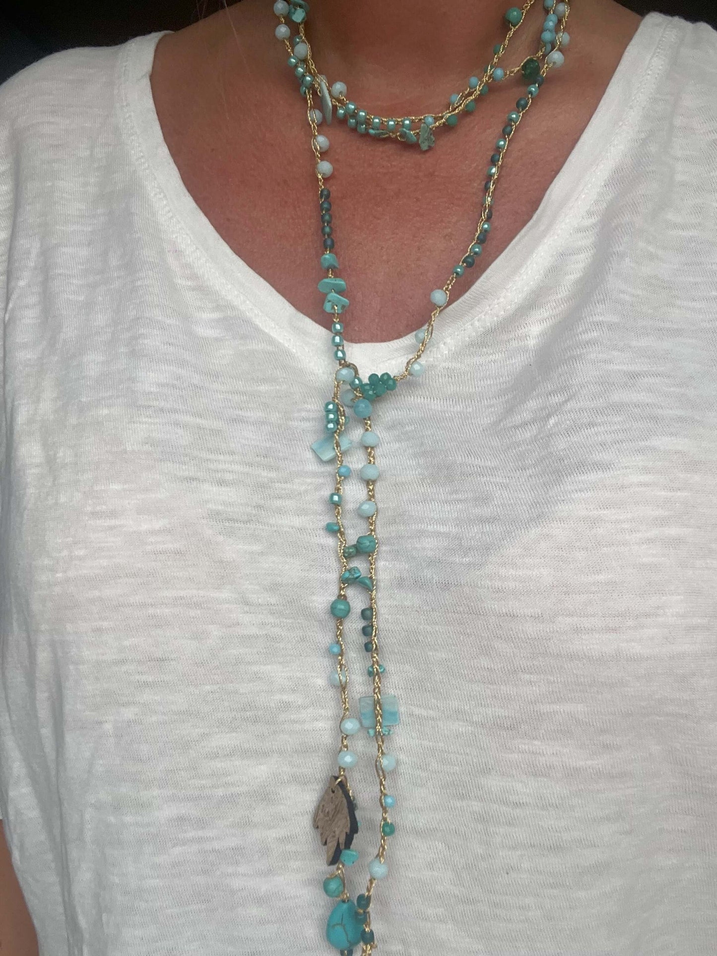 Collana multigiro boho chic con dettagli floreali. 180cm per dare un tocco romantico e bohémien a ogni look.