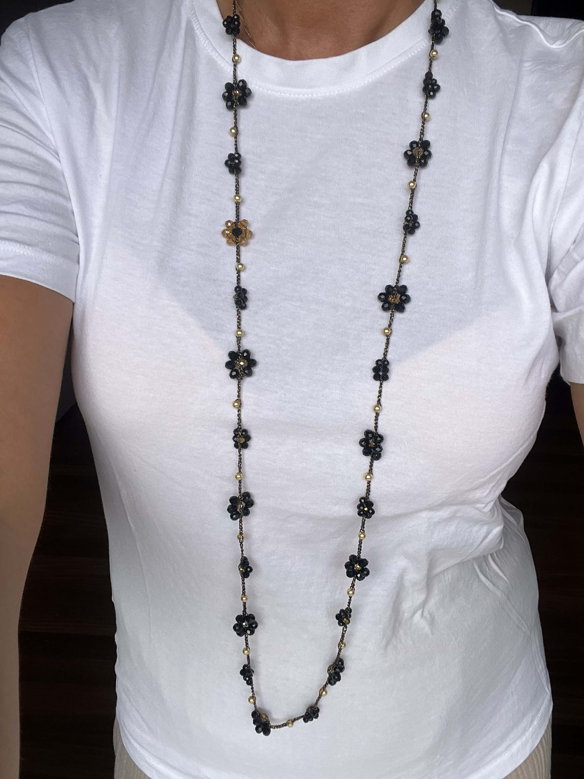 Collana nera lunga anallergica, senza nickel e senza metallo. Un gioiello fatto a mano che cattura lo sguardo.