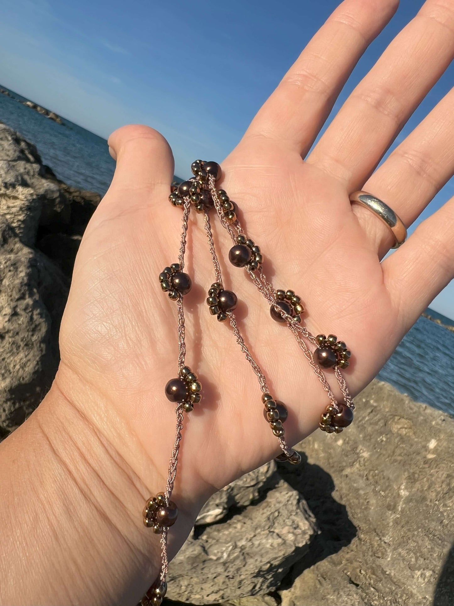 Collana Bruma di Quercia: versatile, ipoallergenica e naturale. Un accessorio elegante per chi ama il fascino autentico.