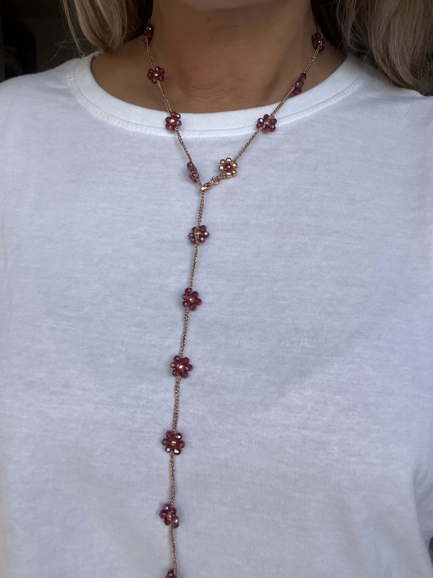 Gioiello fatto a mano in oro rosa, collana lunga con fiori melograno: raffinata, luminosa e ideale come regalo speciale.