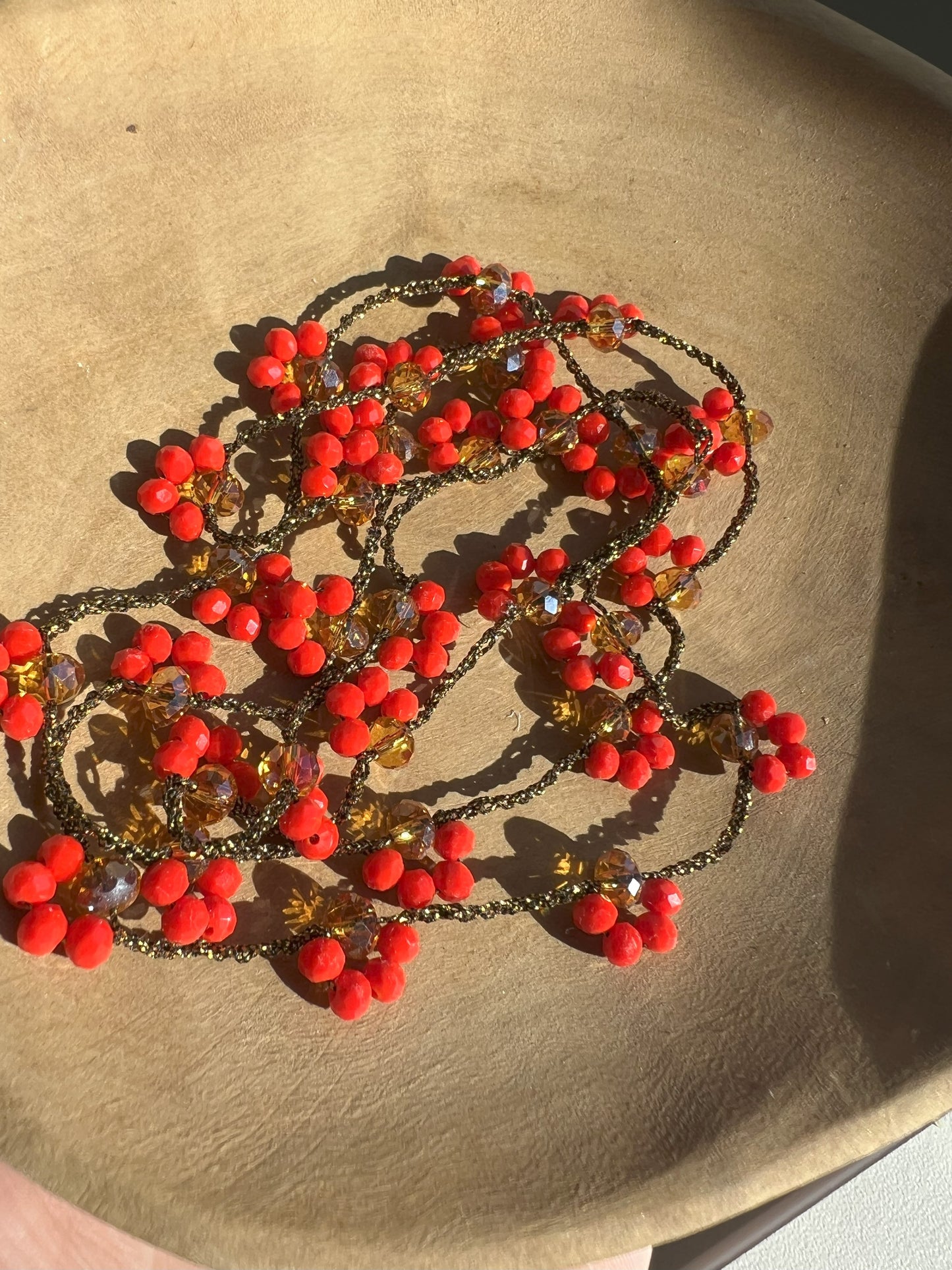 Collana Mezzo Fiore D'Autunno: un accessorio che parla di stile e natura