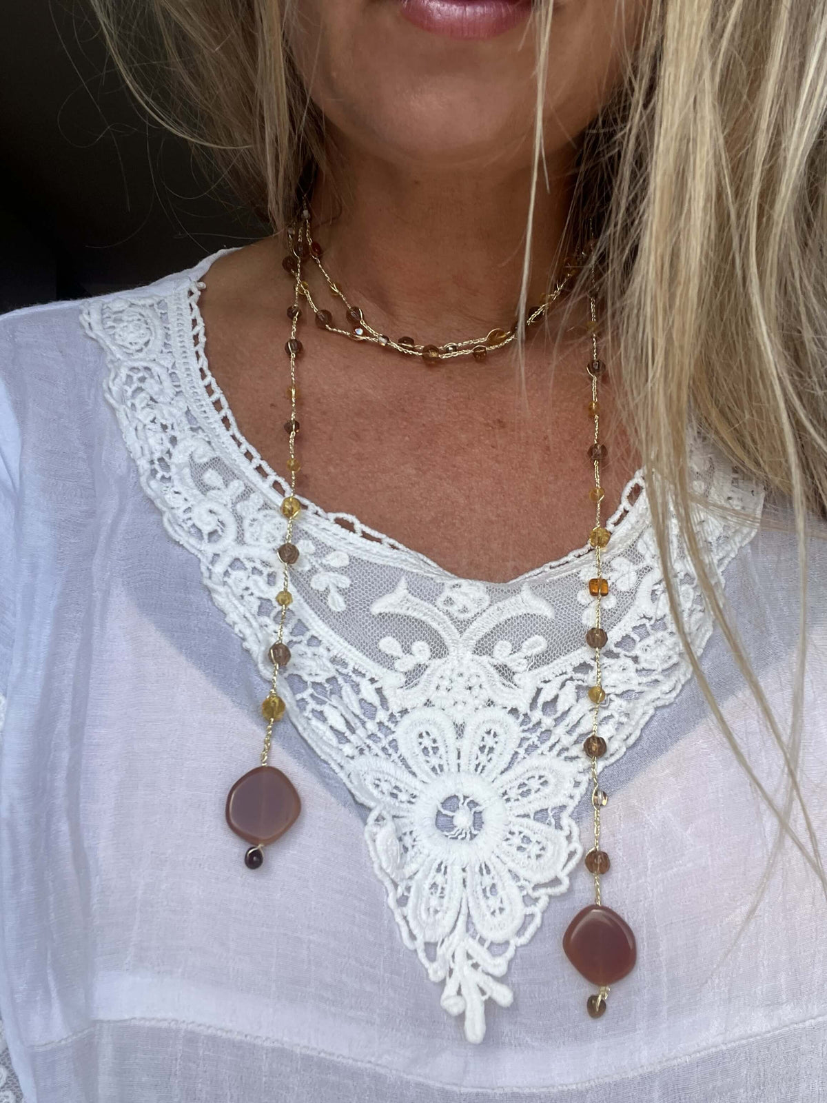 Collana marrone e oro con vetri di Boemia, senza metallo. Un gioiello caldo, elegante e originale.