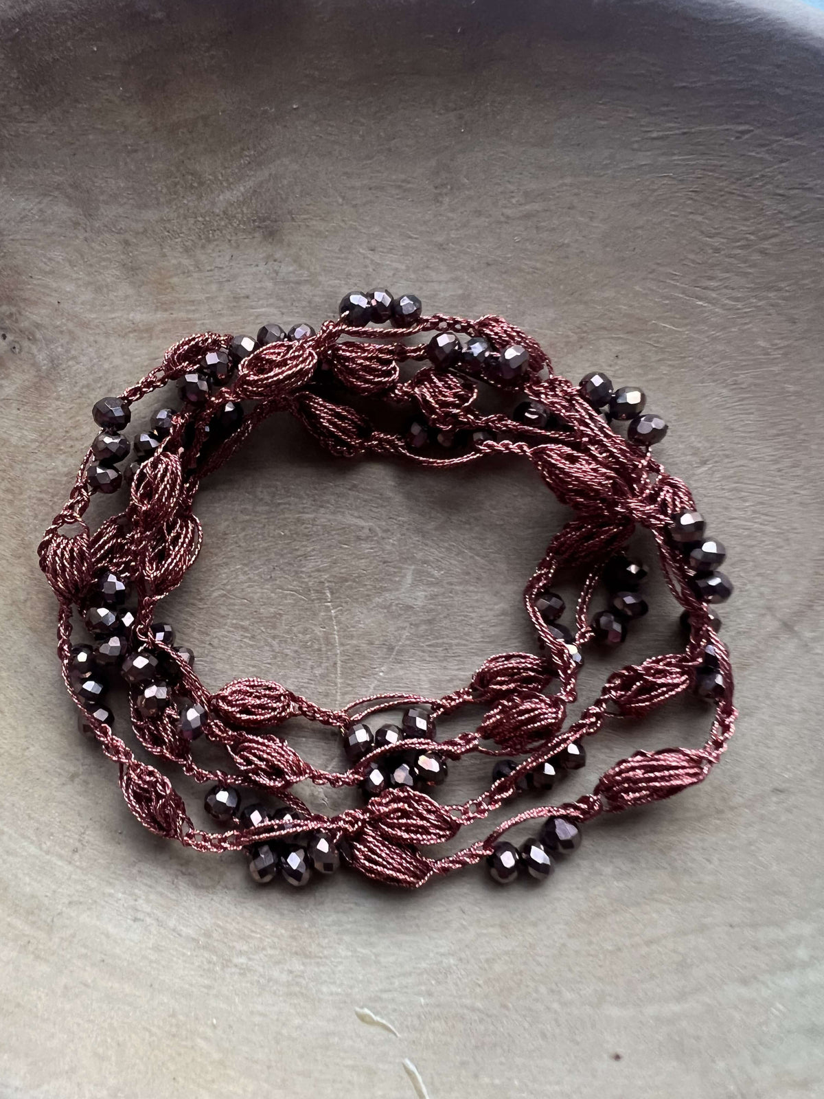 Collana marrone e bronzo fatta a mano, morbida e leggera. Senza metallo, elegante e perfetta per l’autunno.