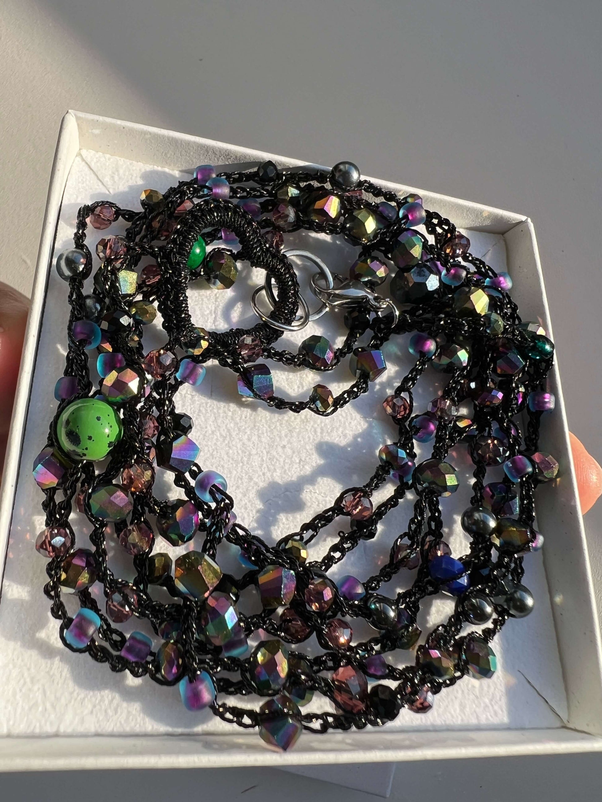 Collana fatta a mano nera con cuore e cristalli. Design dark, lunghezza 180 cm, indossabile in diversi modi.