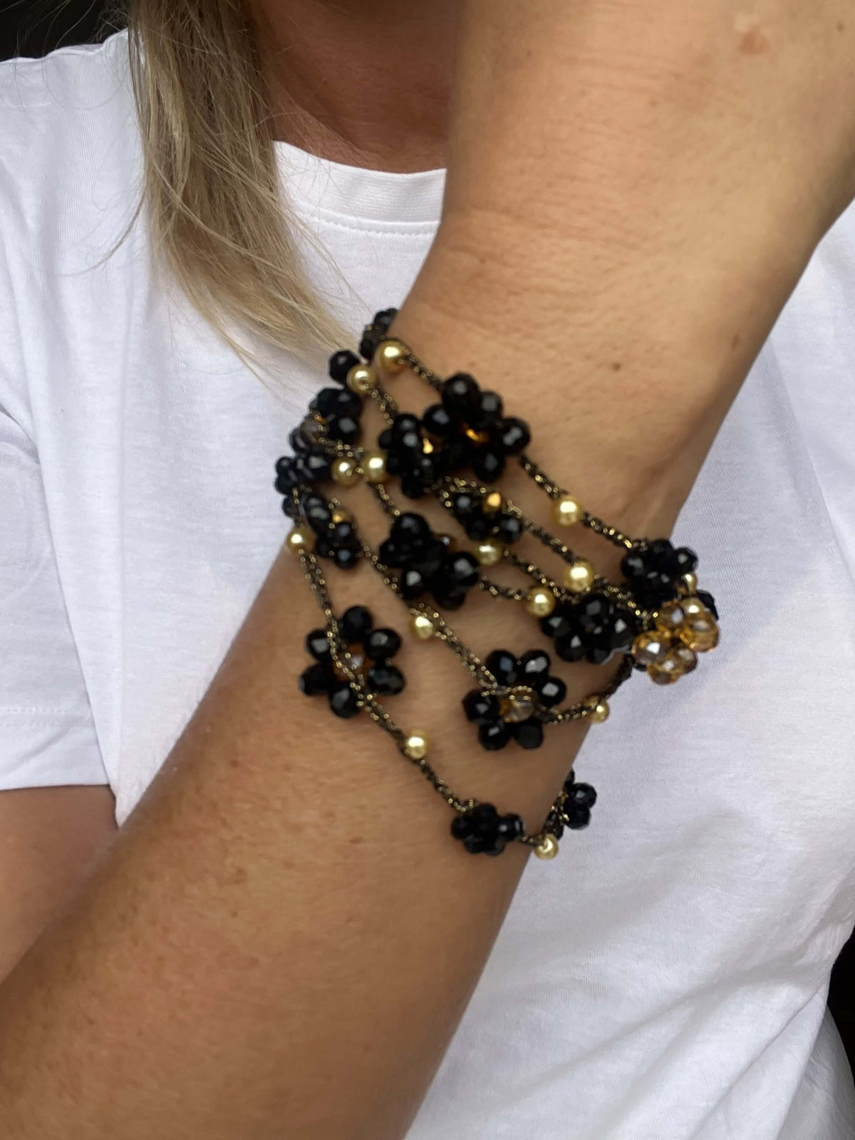 Collana nera fatta a mano, 110 cm, senza metallo e nickel. Versatile, leggera e perfetta per ogni look.
