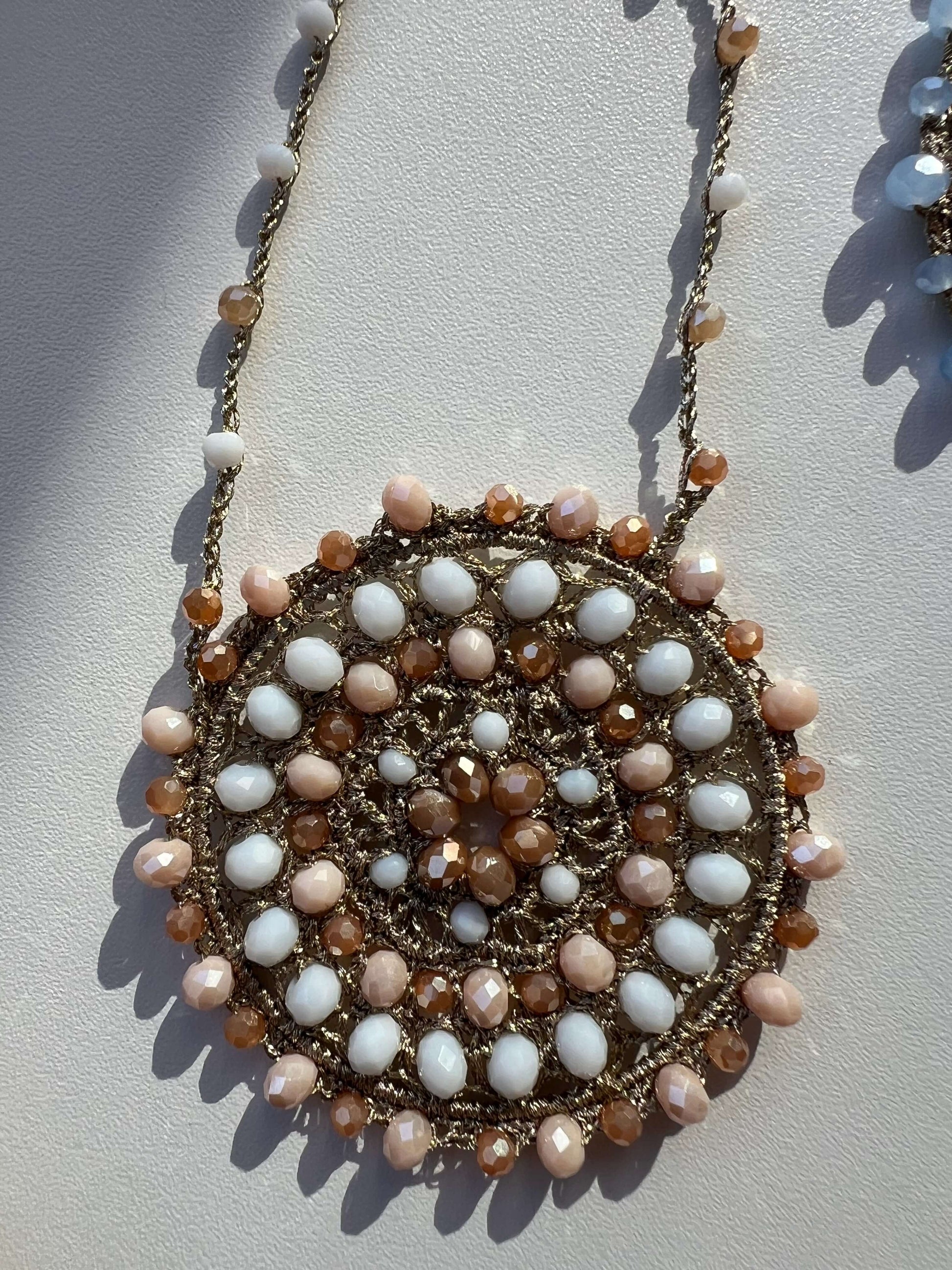  Sublime: collana boho mandala artigianale. Ciondolo all'uncinetto con cristalli colorati. Made in Italy. Gioielli unici per stile bohemian