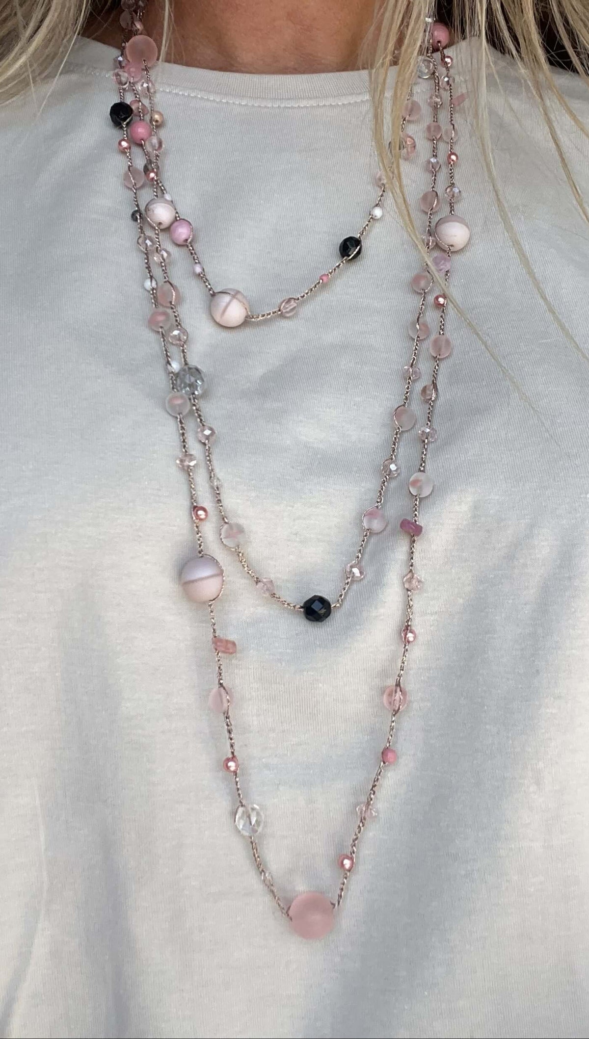 Collana rosa cipria elegante e senza metallo, fatta a mano con cristalli e perle di vetro. Pezzo unico.