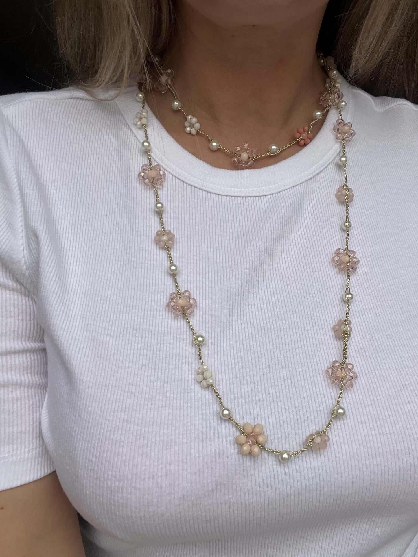 Collana floreale rosa artigianale senza metallo, anallergica, gioiello boho romantico da indossare lunga o a due giri