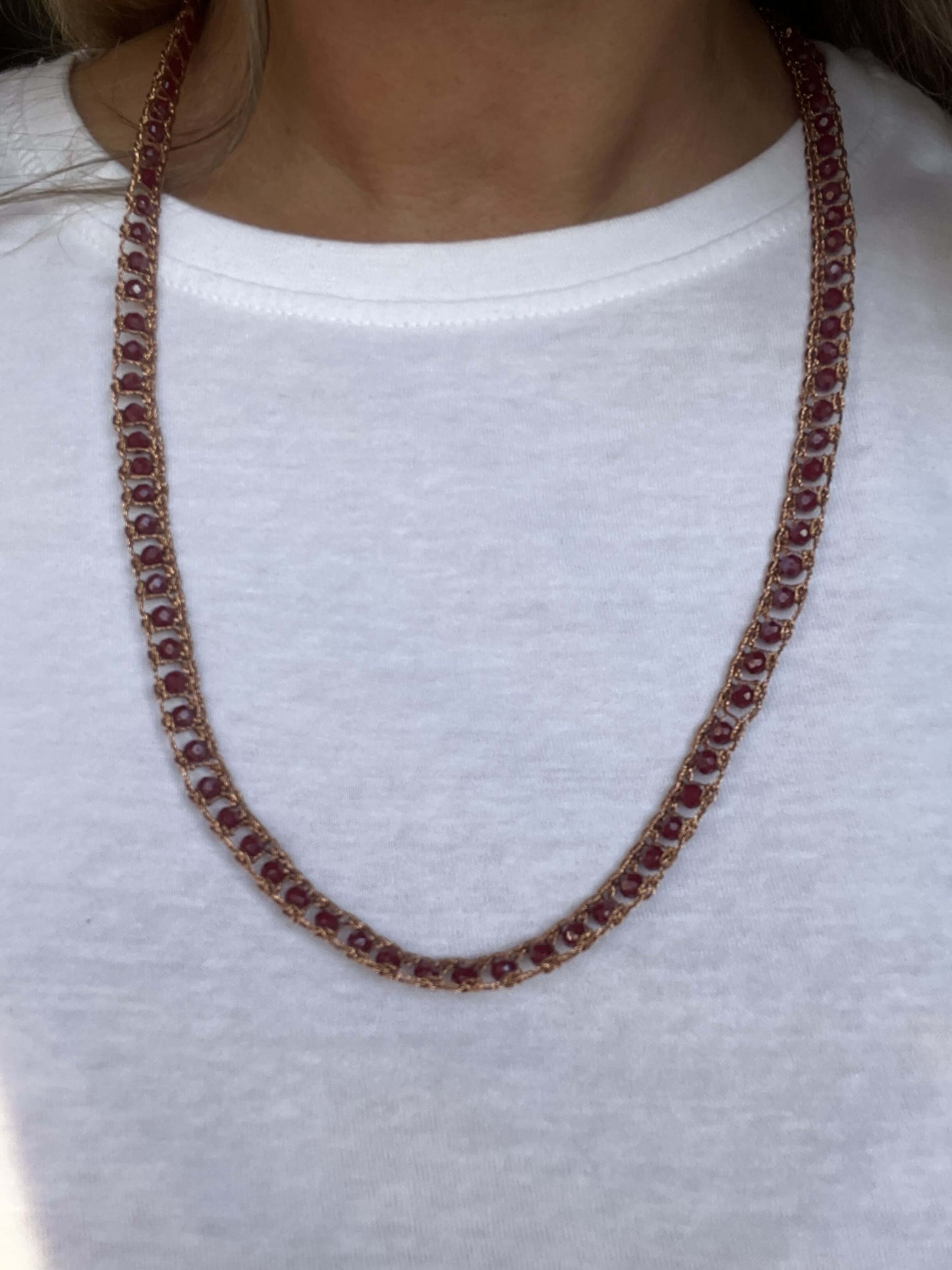 Collana boho chic artigianale in rame e cristalli. Senza metallo, leggera e confortevole anche su pelli delicate.