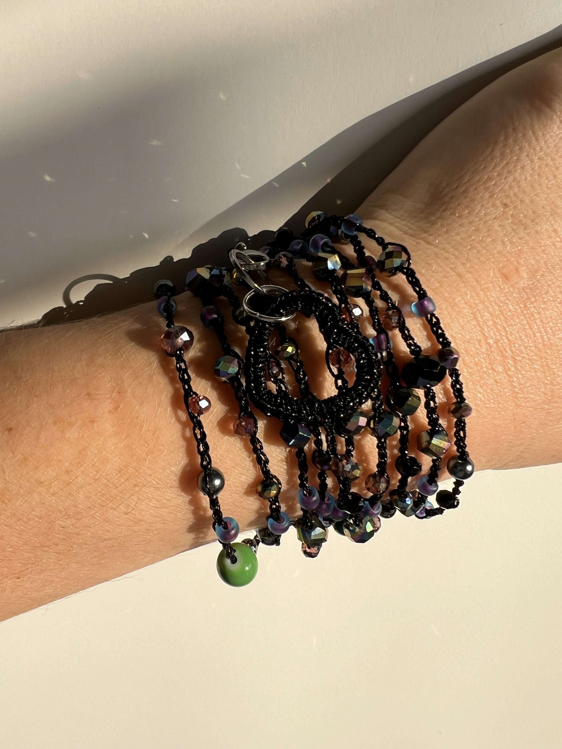 Bracciale wrap artigianale nero con cristalli viola. Collana lunga trasformabile, fatta a mano, pezzo unico.