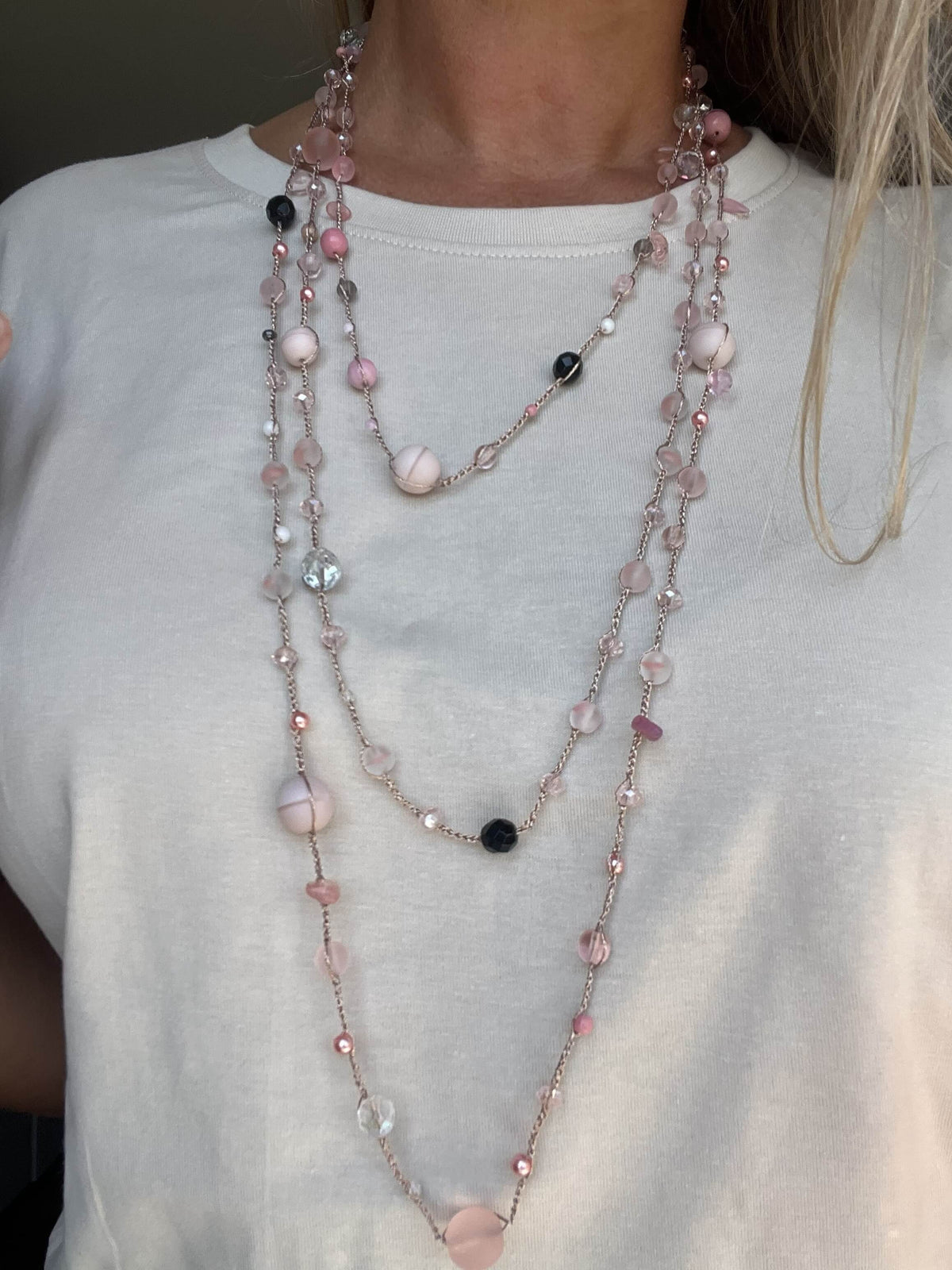Collana rosa cipria fatta a mano, con cristalli e perle di vetro. Un gioiello elegante, unico e senza metallo.