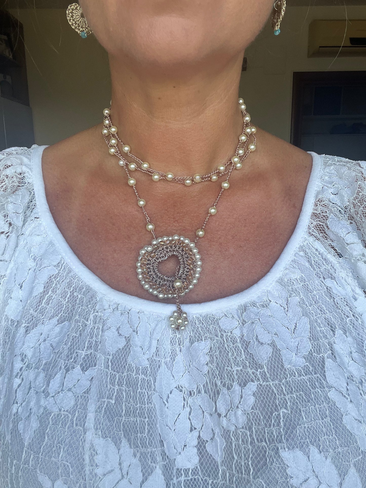 Collana lunga donna in oro rosa e perle: elegante, luminosa e versatile. Il gioiello perfetto per ogni giorno.