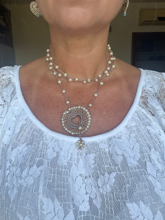Collana lunga donna in oro rosa e perle: elegante, luminosa e versatile. Il gioiello perfetto per ogni giorno.