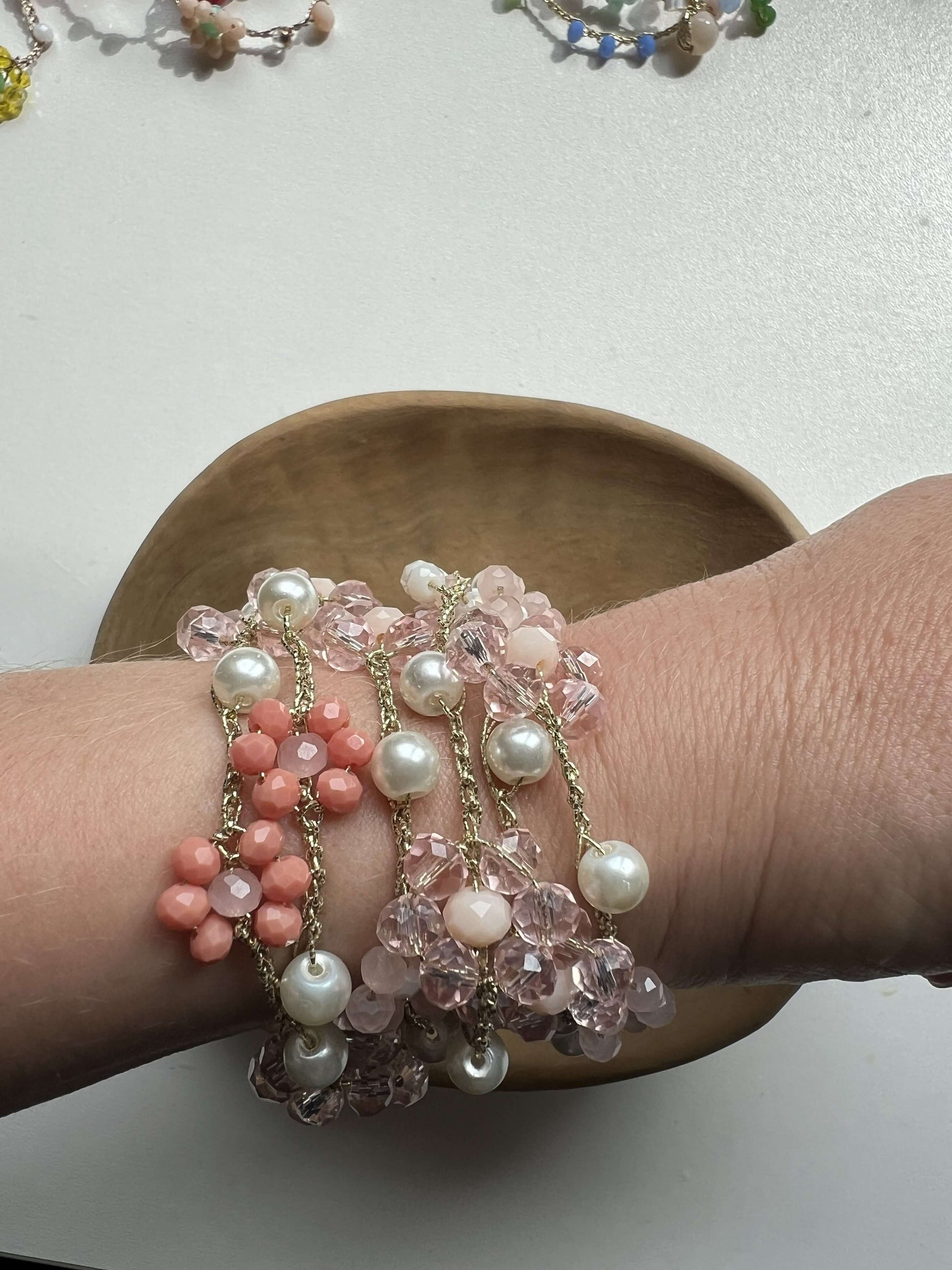 Collana floreale rosa artigianale senza metallo, anallergica, gioiello boho romantico da indossare lunga o a due giri