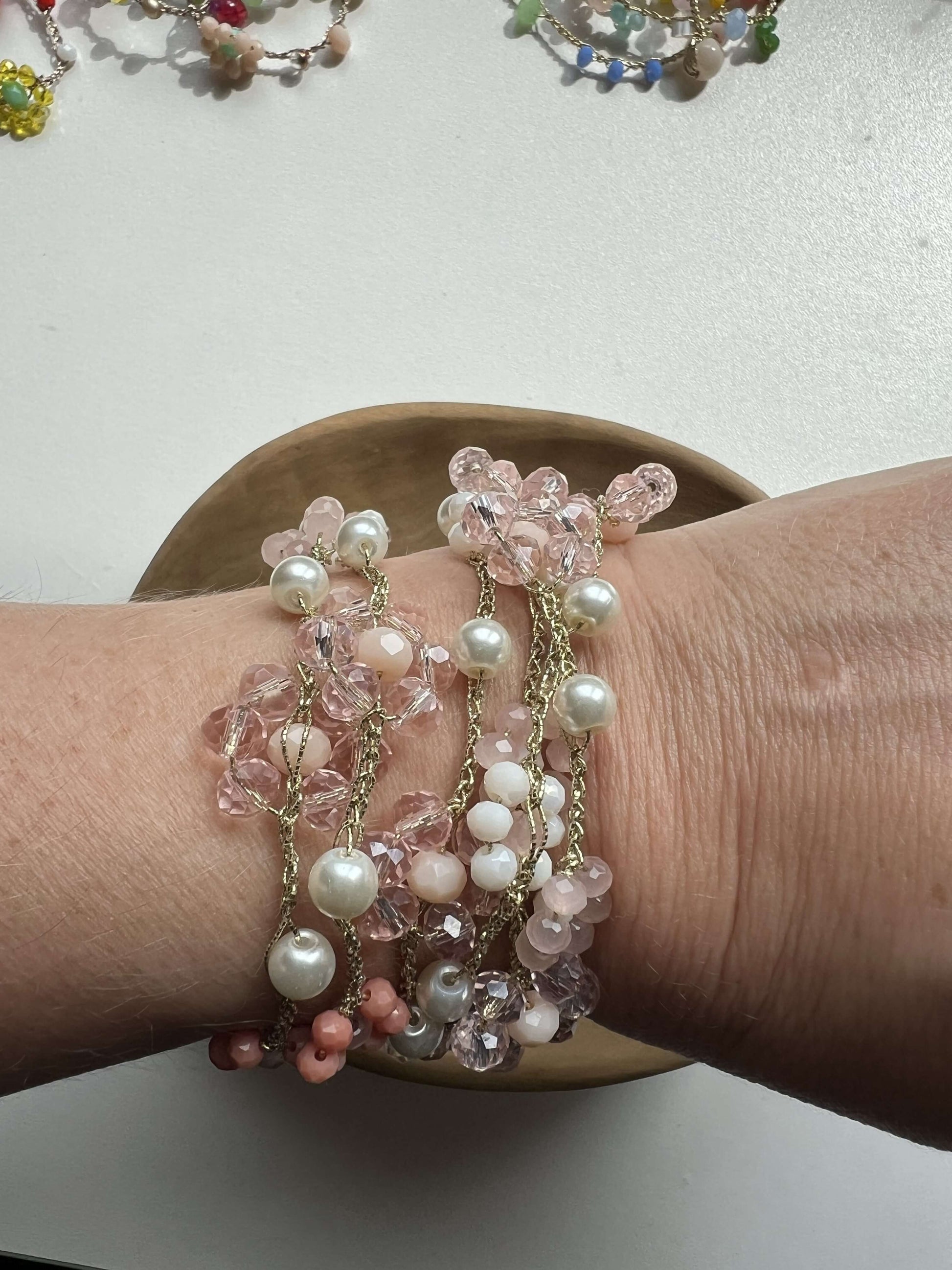 Collana handmade con fiori rosa e filo oro, stile boho elegante, indossabile lunga o doppia per look femminile