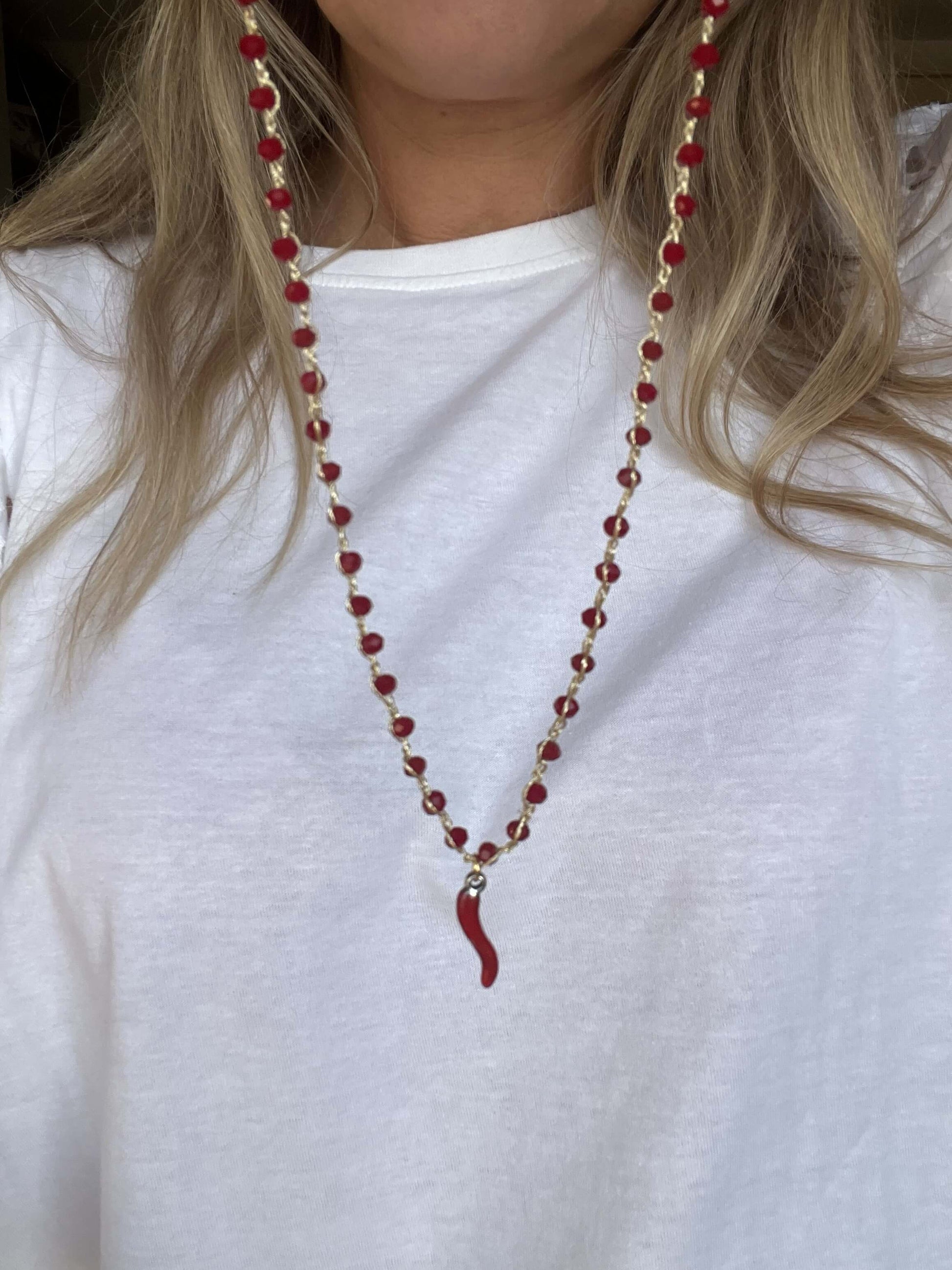 Collana Fiamma Piccante in rosso intenso, artigianale e anallergica. Un gioiello luminoso e pieno di carattere.