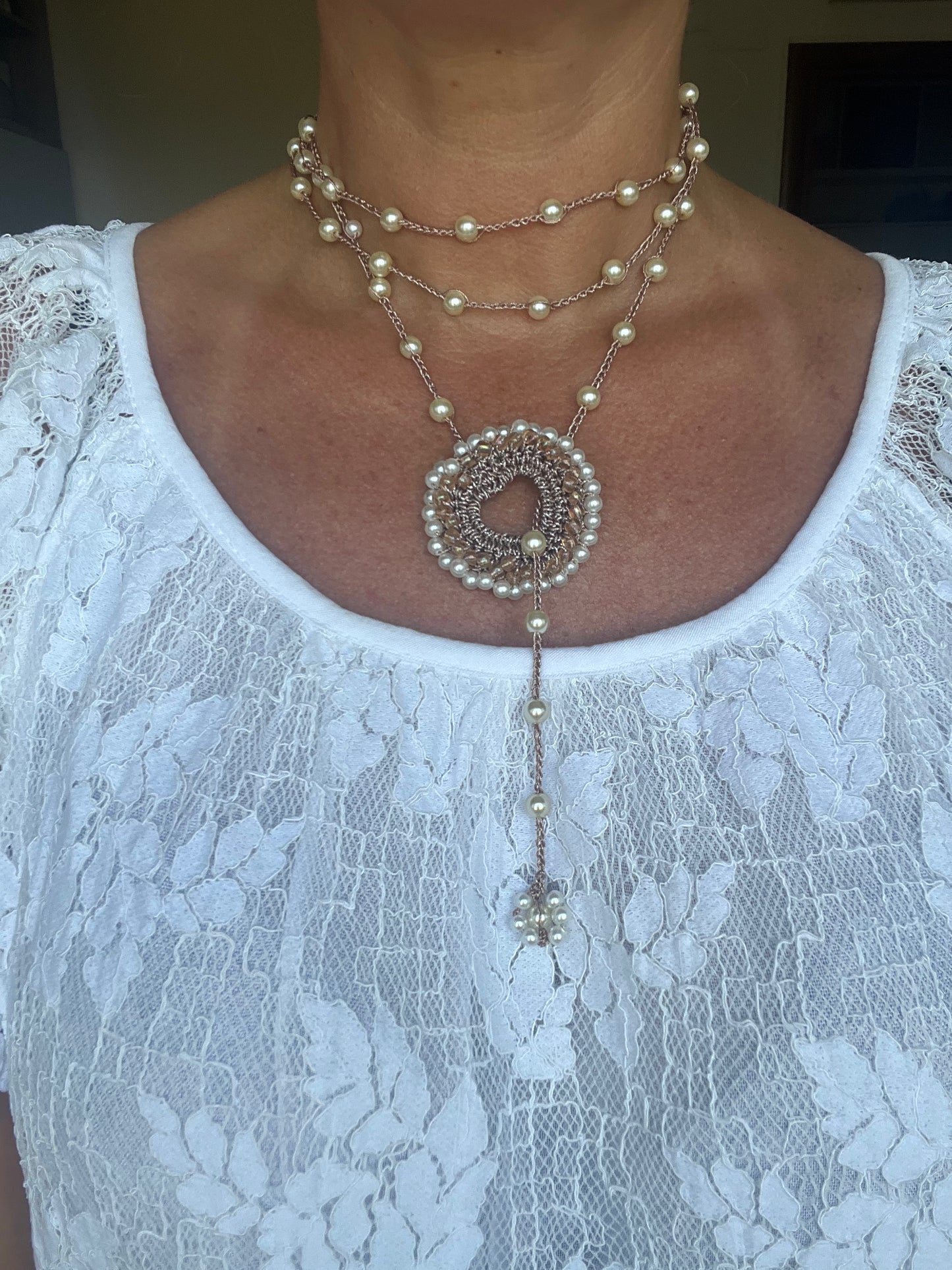 Collana oro rosa con perle dal design raffinato. Un gioiello elegante che valorizza ogni outfit con semplicità.