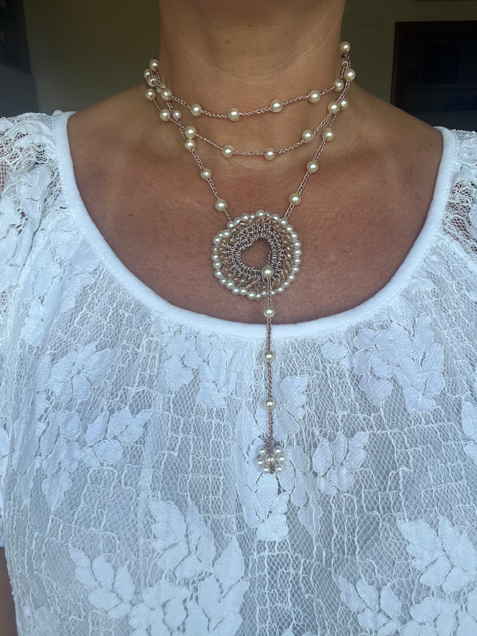Collana oro rosa con perle dal design raffinato. Un gioiello elegante che valorizza ogni outfit con semplicità.