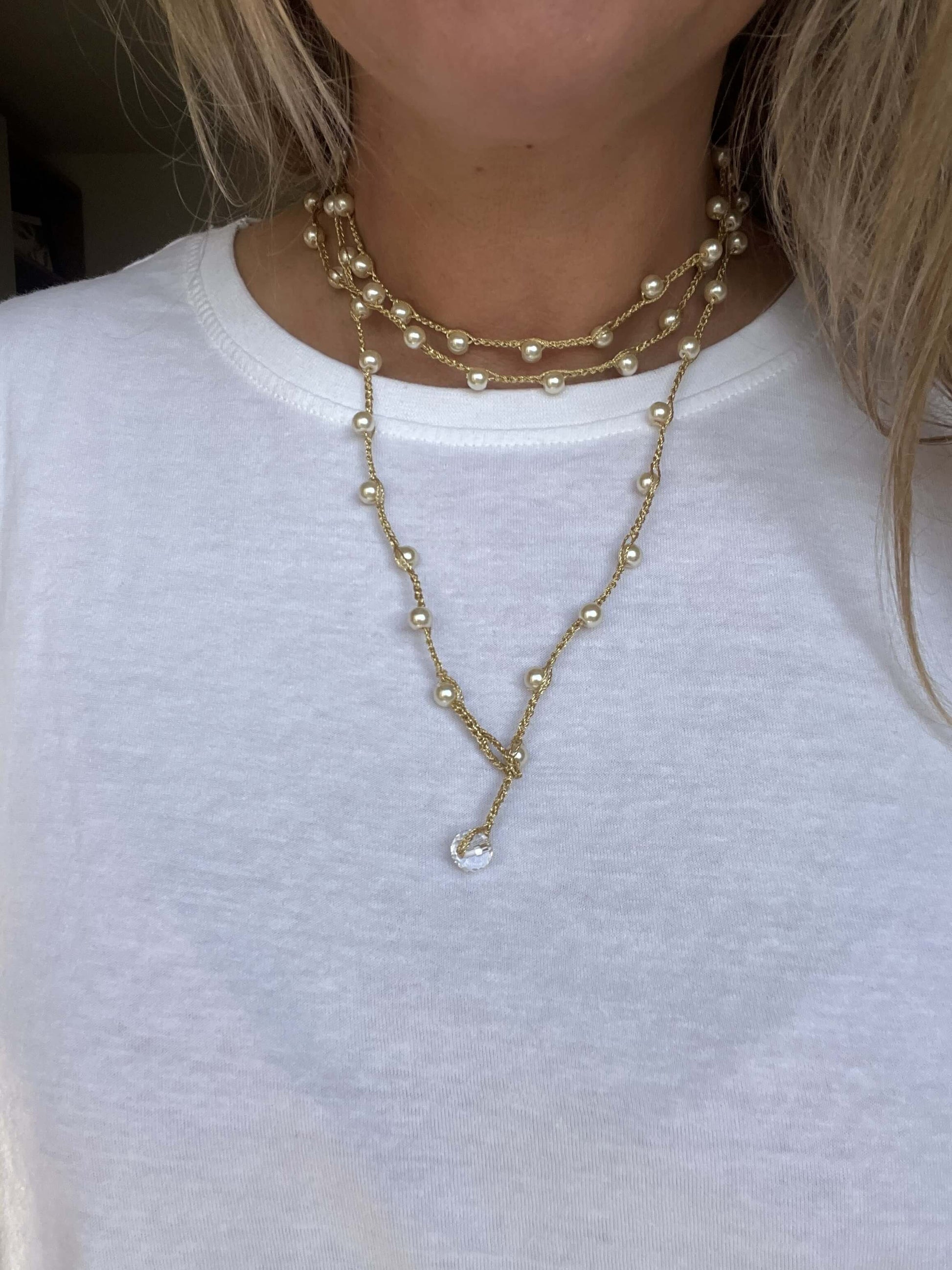 La collana artigianale che cattura la luce come un sogno. Perfetta per chi ama i dettagli unici e la bellezza senza tempo.