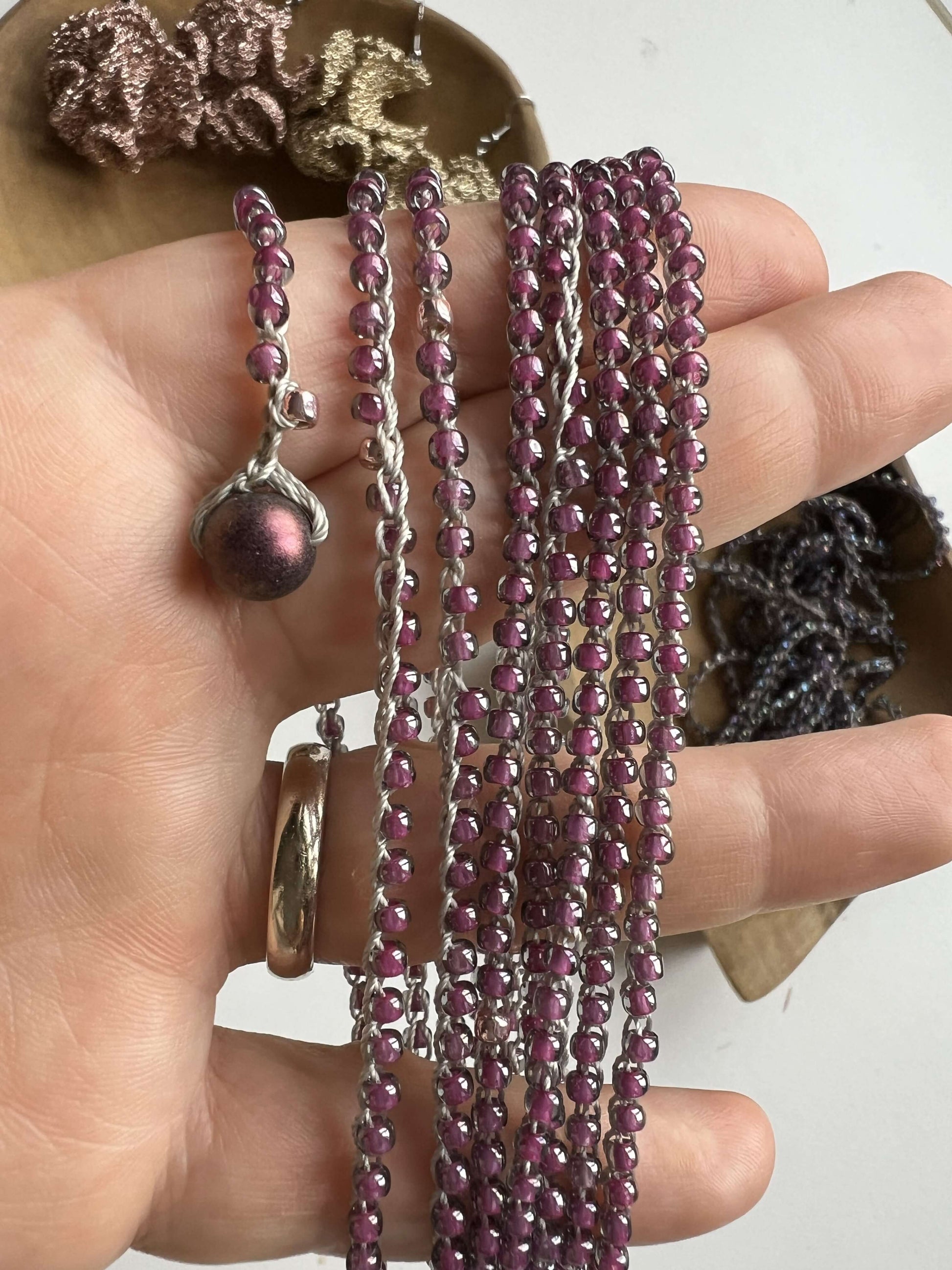 Collana boho chic viola con perline Toho e bottone in vetro di Boemia. Anallergica, senza metallo, elegante e di grande effetto.